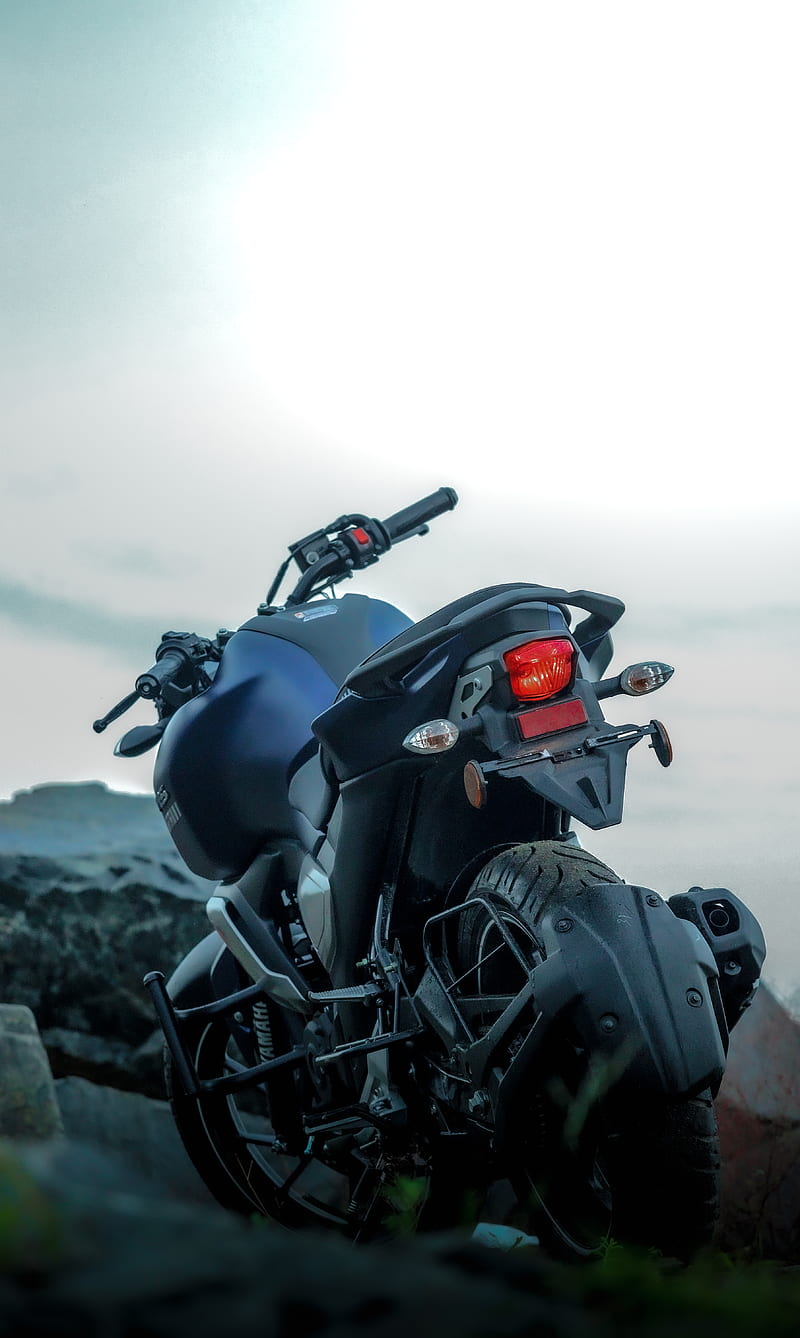 800x1338 FZ, motorcycle, sky, stylish, bike, HD phone wallpaper
