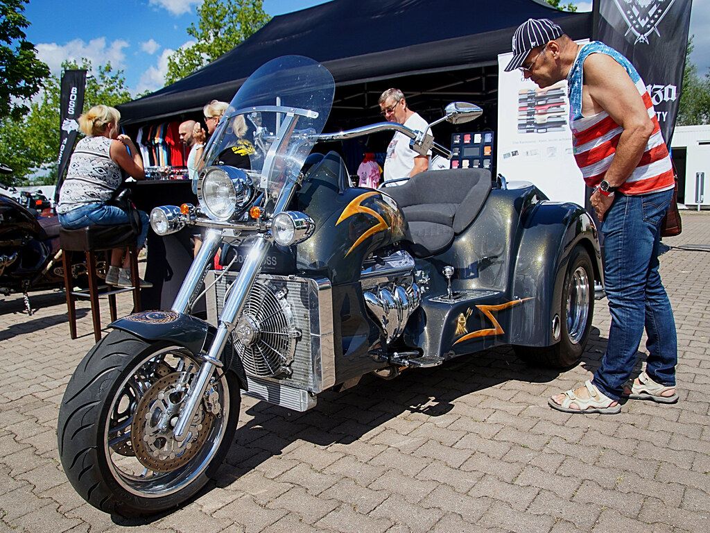 1024x768 Boss Hoss Motorrad. Schönes Wochenende!