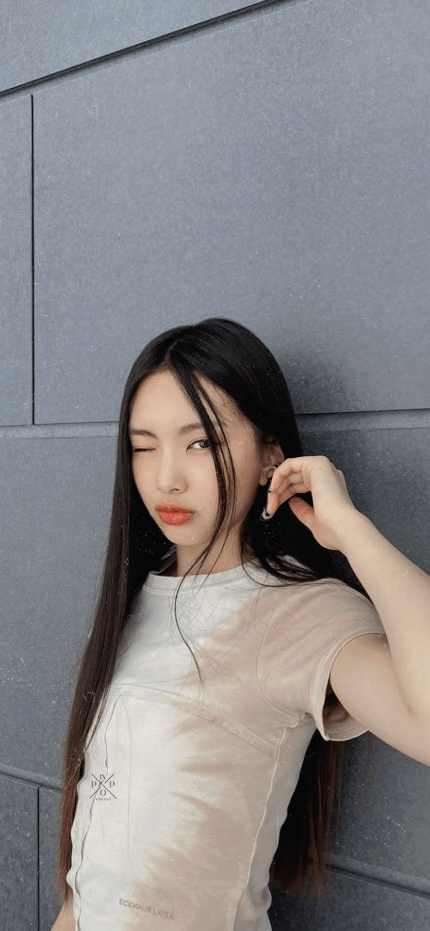 886x1920 Hyein Wallpaper
