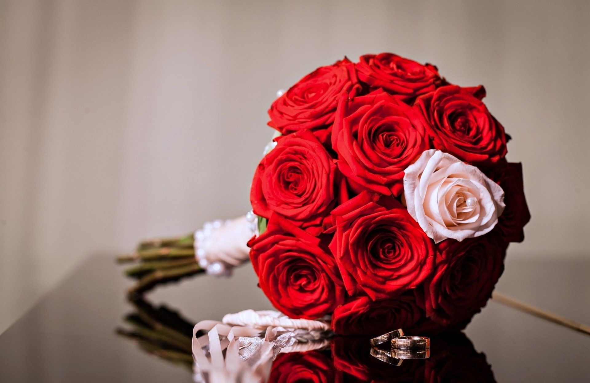 1920x1248 4K Ultra HD Wallpaper: Romantic Red Rose Bouquetx2496