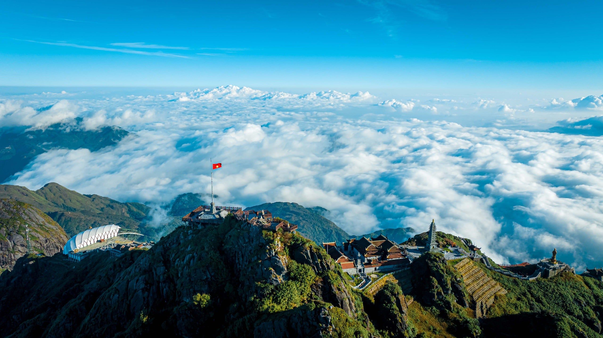 2560x1438 The best time to go cloud hunting on Fansipan peak