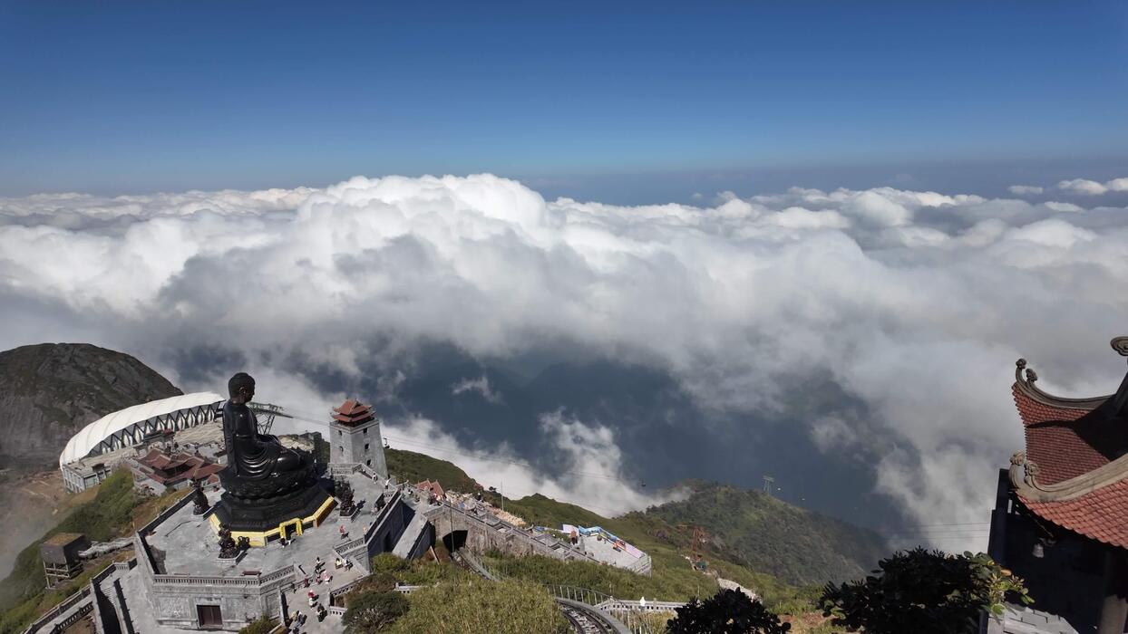 1244x700 Sun world Fansipan Legend, a misty morning view of Fansipan Peak Popular tourist destinations with cool weather Located in Sapa City, Lao Cai, northern Vietnam