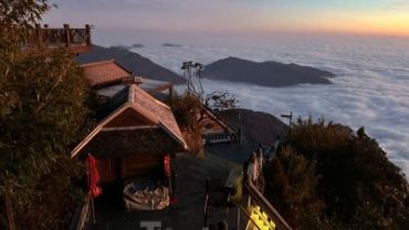 370x208 Snow blankets Fansipan Mt. peak due to strong cold influence