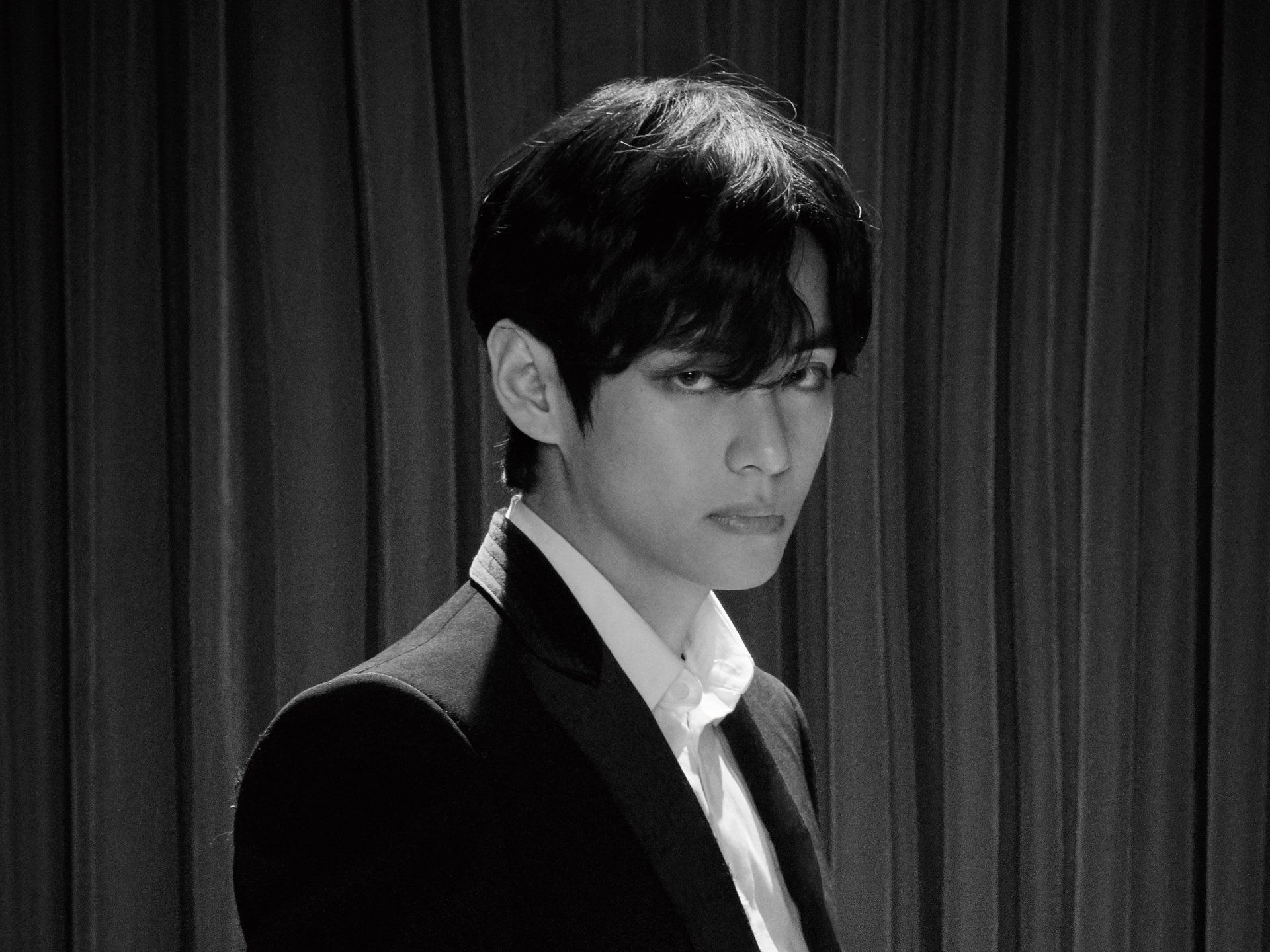 1920x1440 V Of BTS: Iconic K Pop Singer In Stunning HD Wallpaperx1440