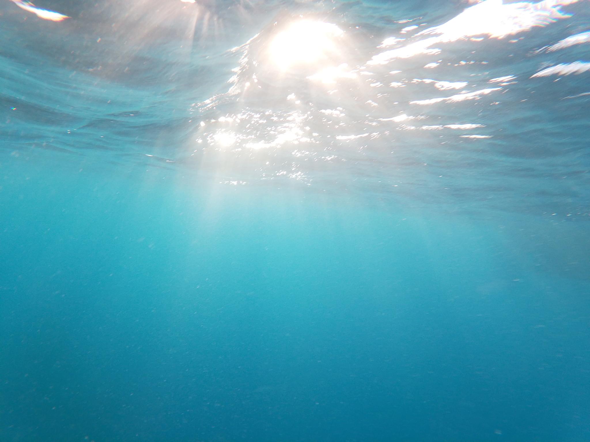 2048x1536 photo of Underwater Godrays
