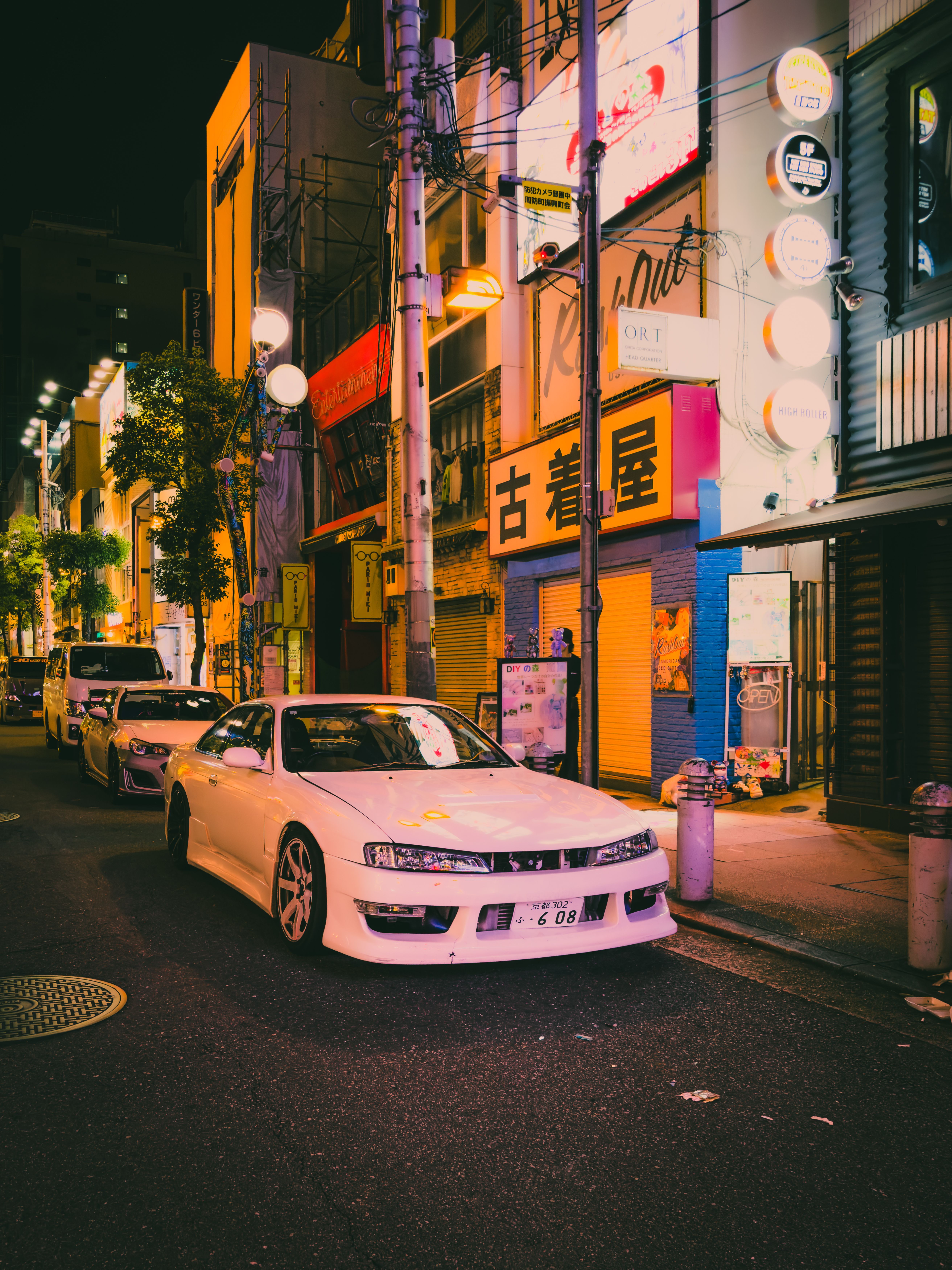 5250x7000 White Car in a Narrow Alley at Night · Free