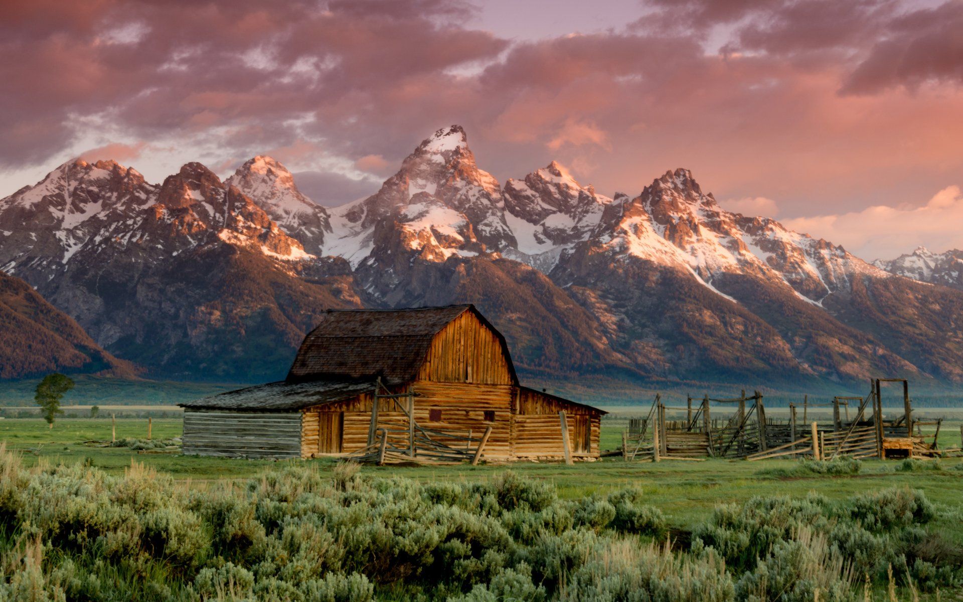 1920x1200 Majestic Wyoming Barn at Sunrise