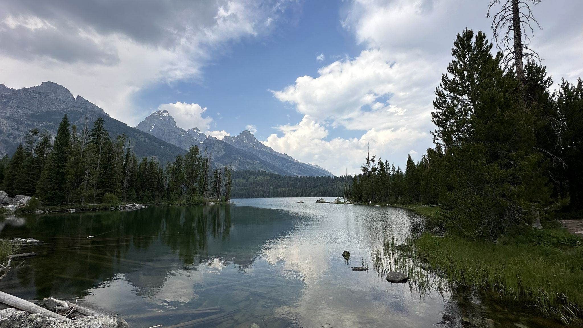 2048x1152 Mountains in Wyoming