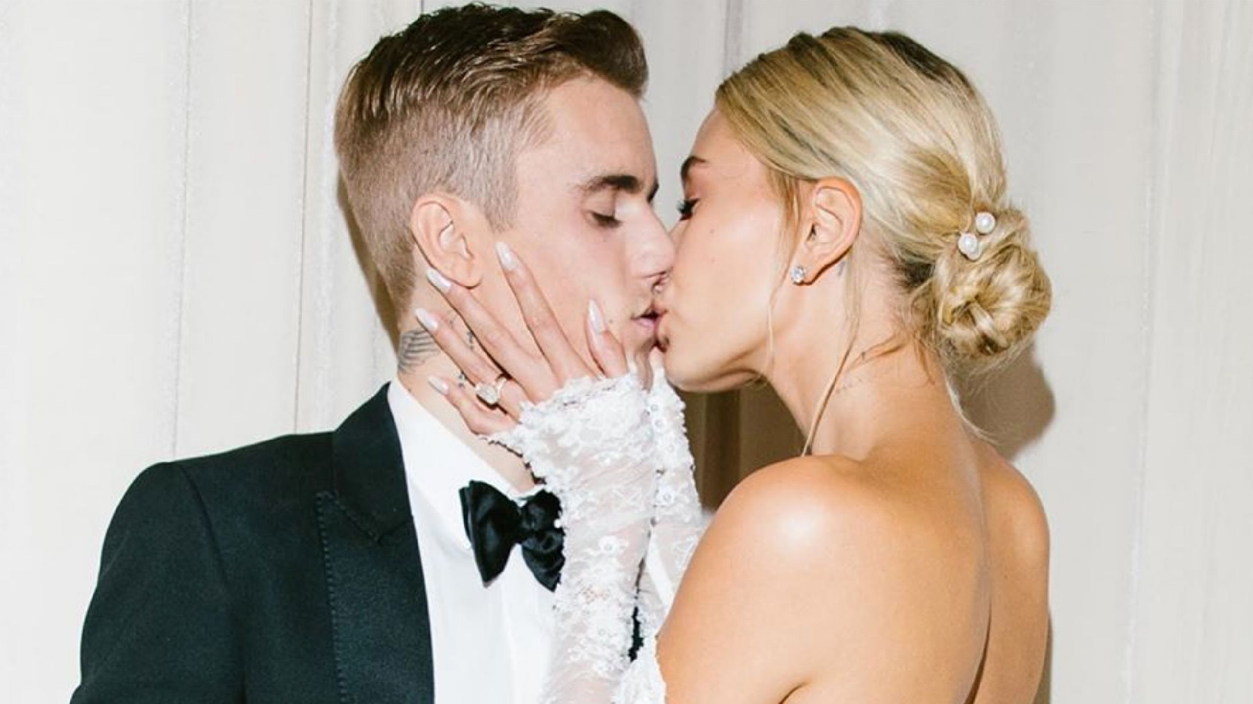 2560x1440 Justin Bieber And Hailey Baldwin's Wedding Photo