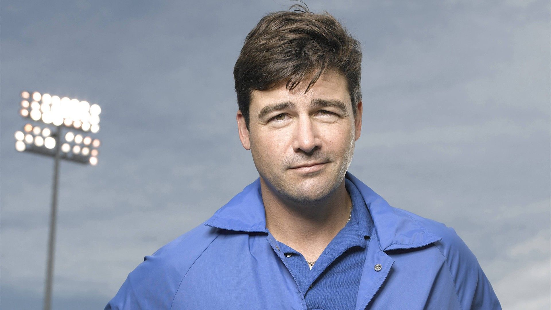 1920x1080 Actor Kyle Chandler With Blue Dress In Background Of Cloudy Sky And Focus Lights On Side HD Kyle Chandler Wallpaper