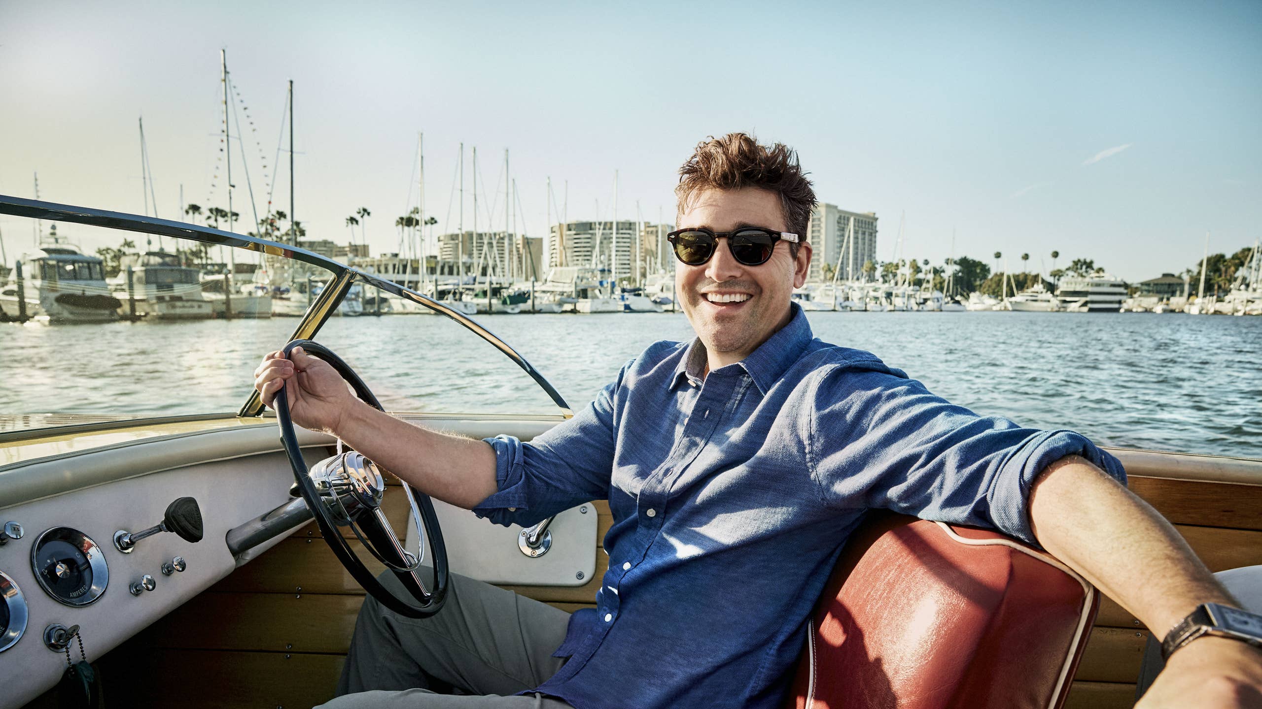 2560x1440 Kyle Chandler Laughs Last's Journal