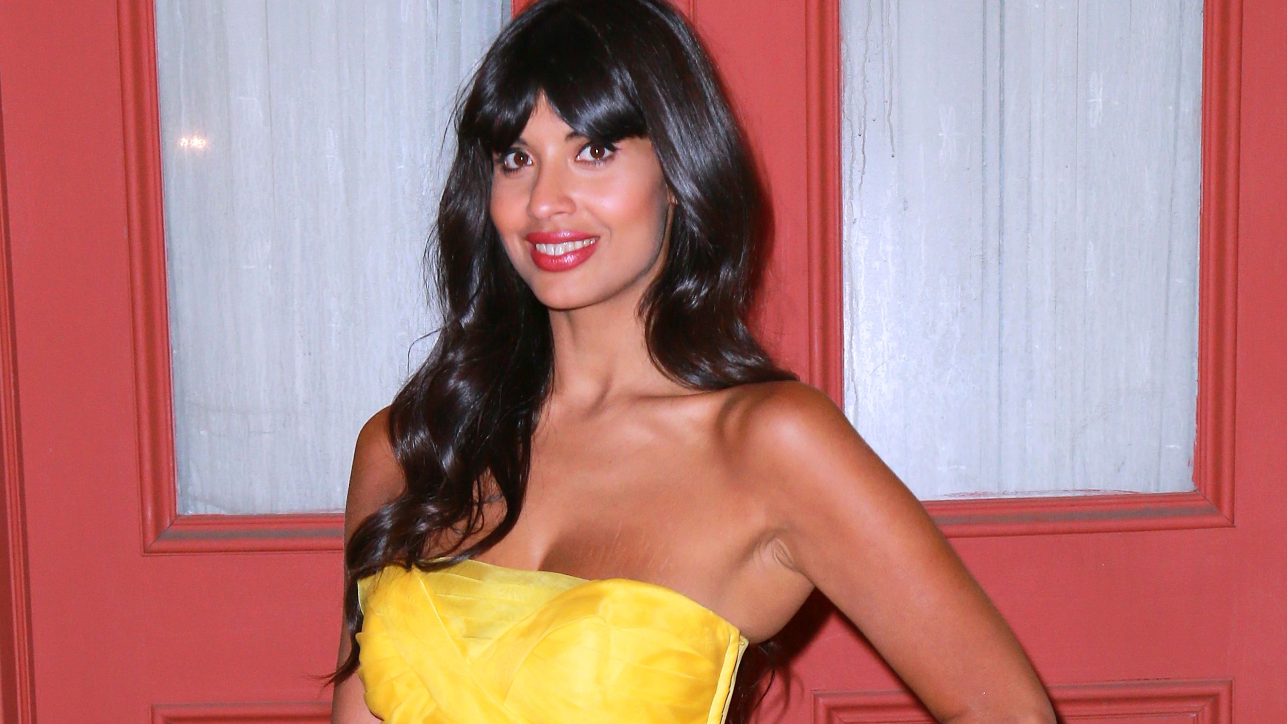 2560x1440 Jameela Jamil Requested That She Not Be Airbrushed for a Magazine Cover Shoot