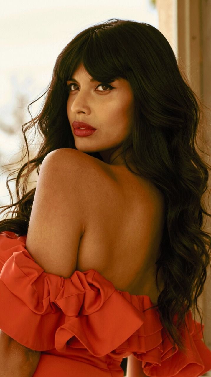 716x1280 Jameela Jamil Wallpaper