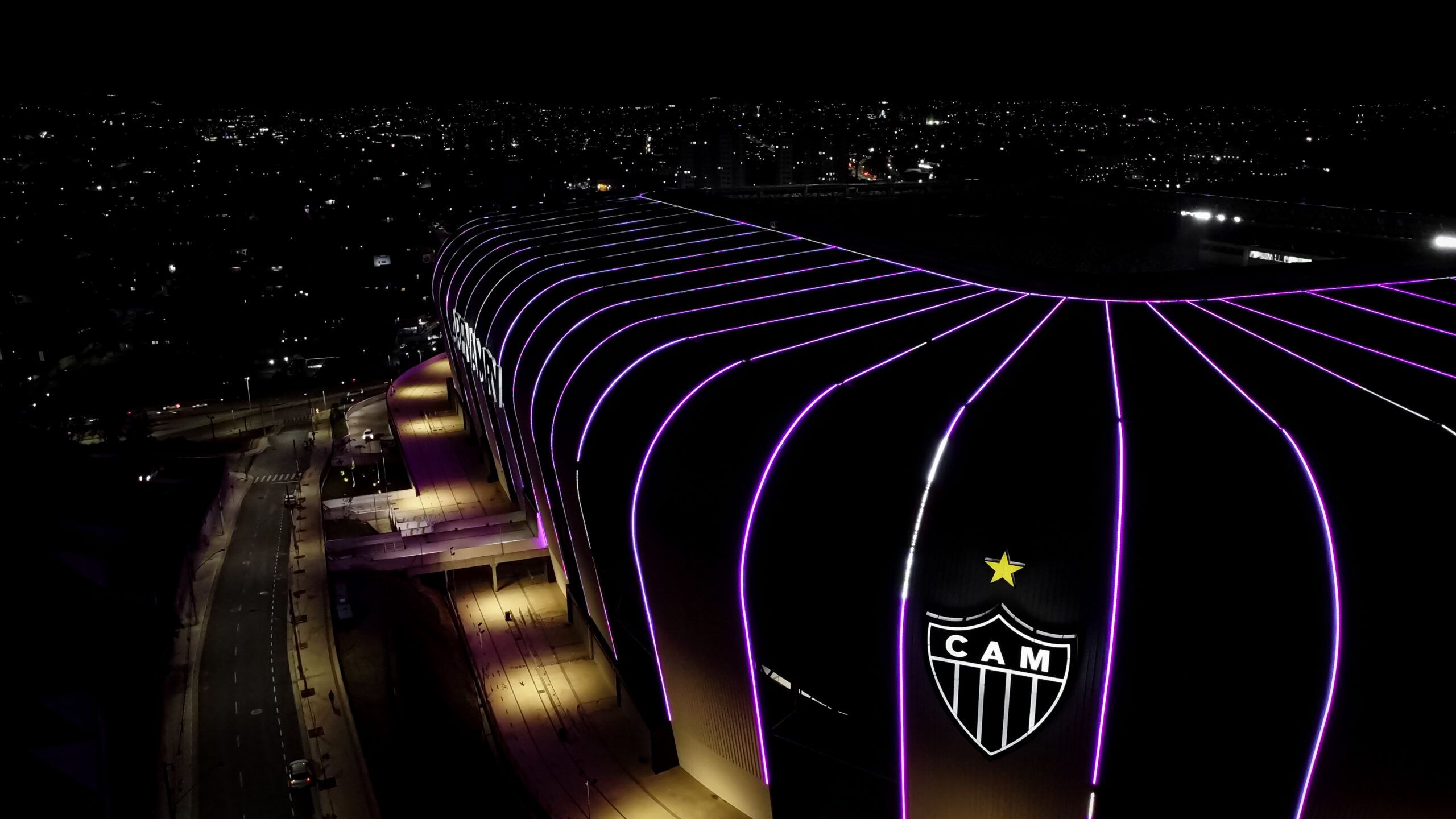 2560x1440 Arena MRV se ilumina de roxo em ação da FMF Atlético Mineiro