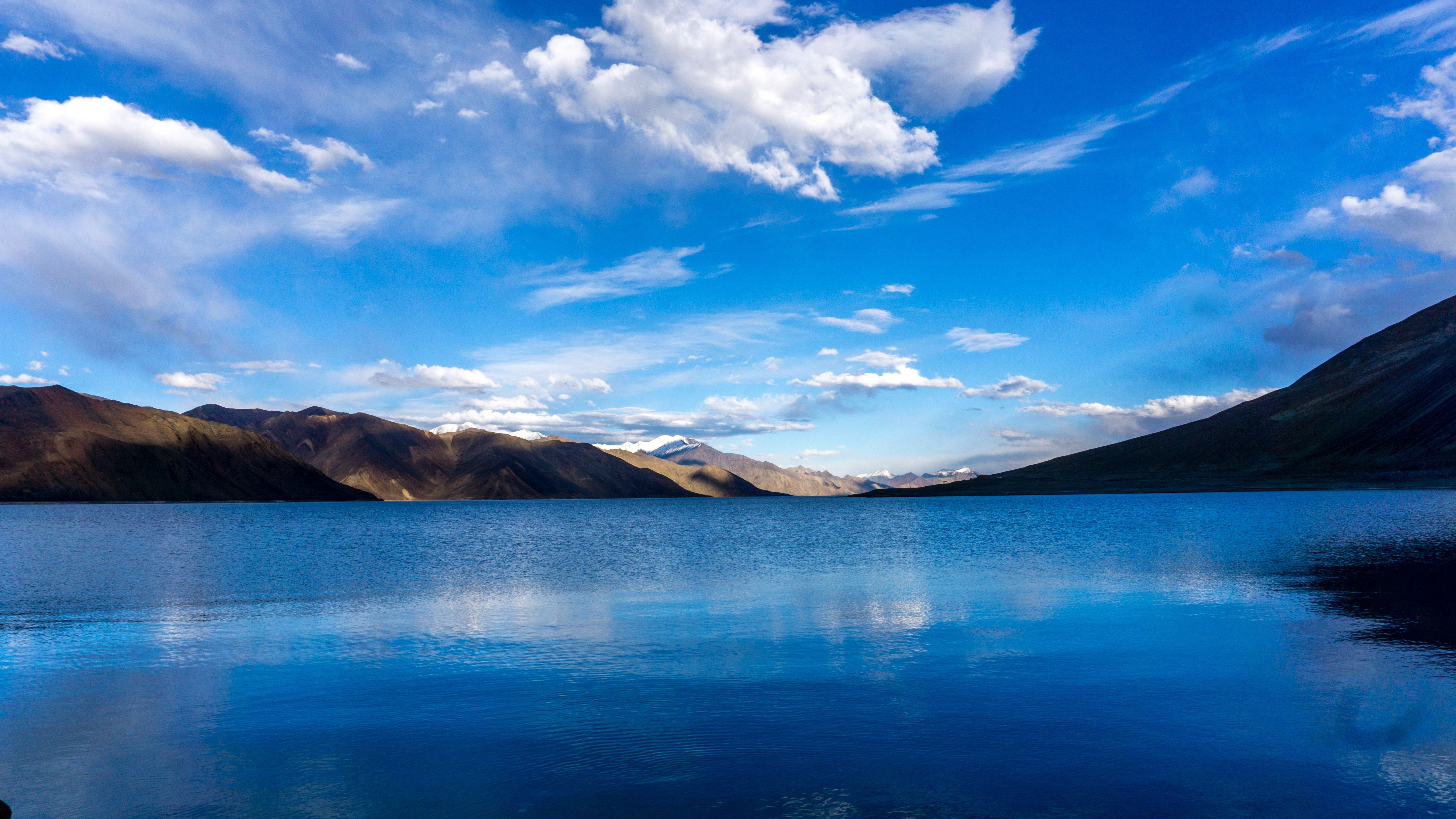 6000x3376 Beautiful panorama of a mountain lake under a blue sky Desktop wallpaper 2560x1600