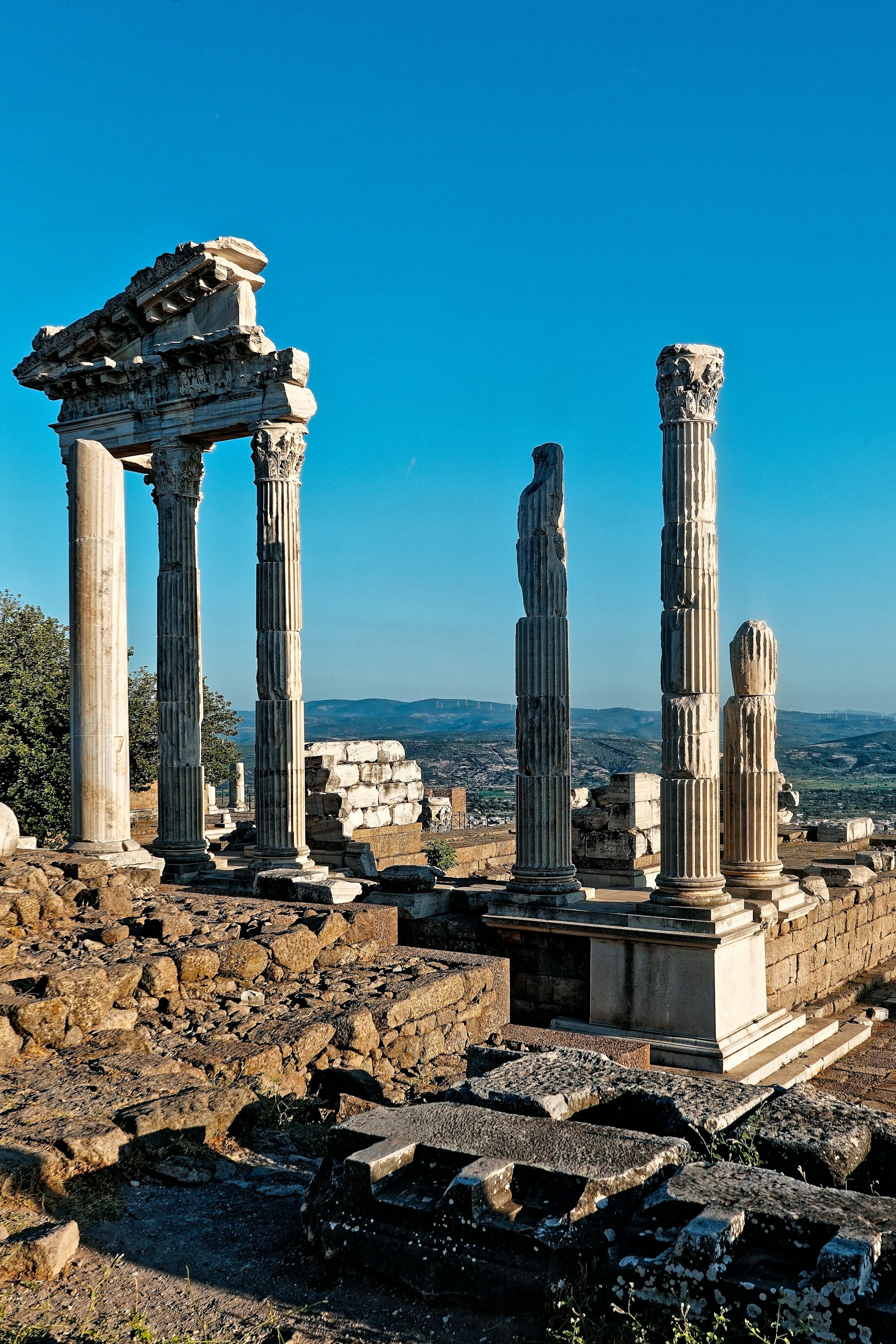 3000x4498 The ruins of the ancient city of palmyran photo