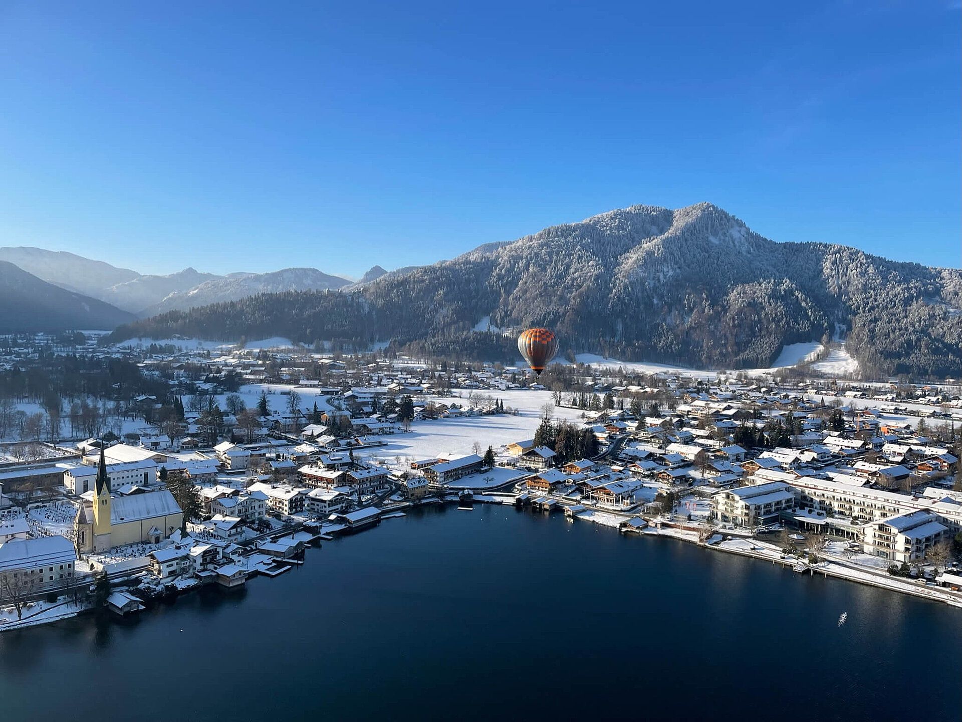 1920x1440 Hot air balloon ride: Lake Tegernsee & Alpine foothills