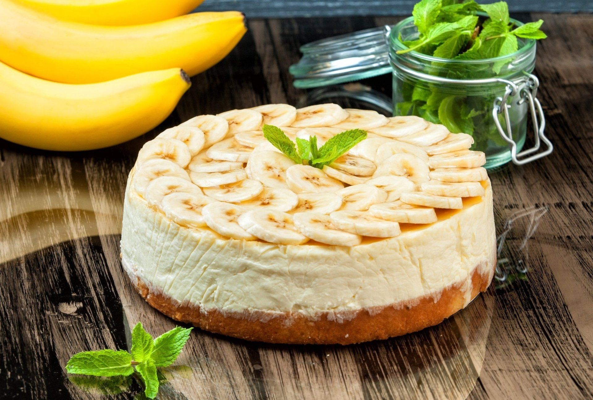 1920x1295 Delicious Banana Pastry Cake HD Wallpaper