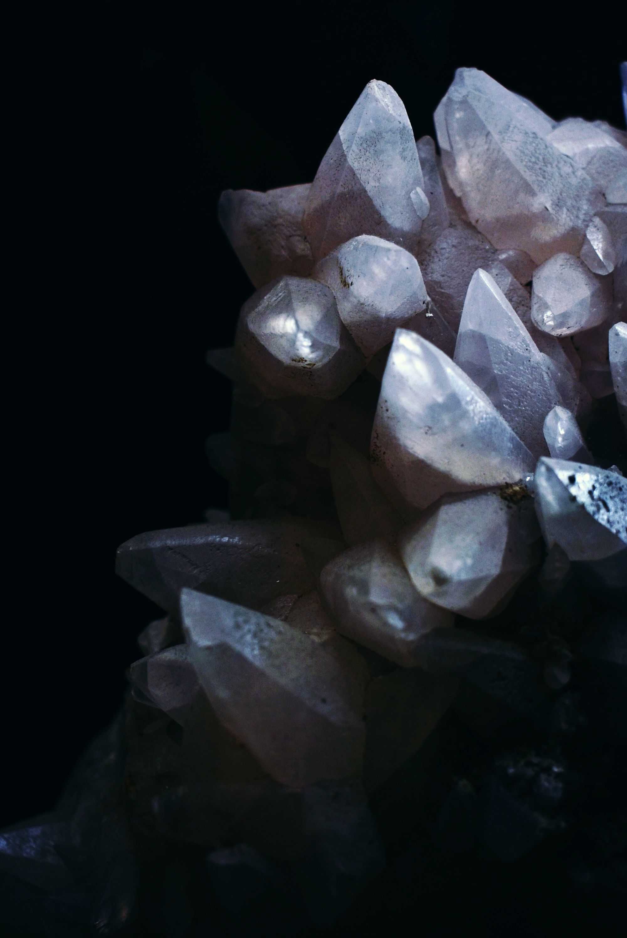 2000x2992 Natural white quartz against black background · Free