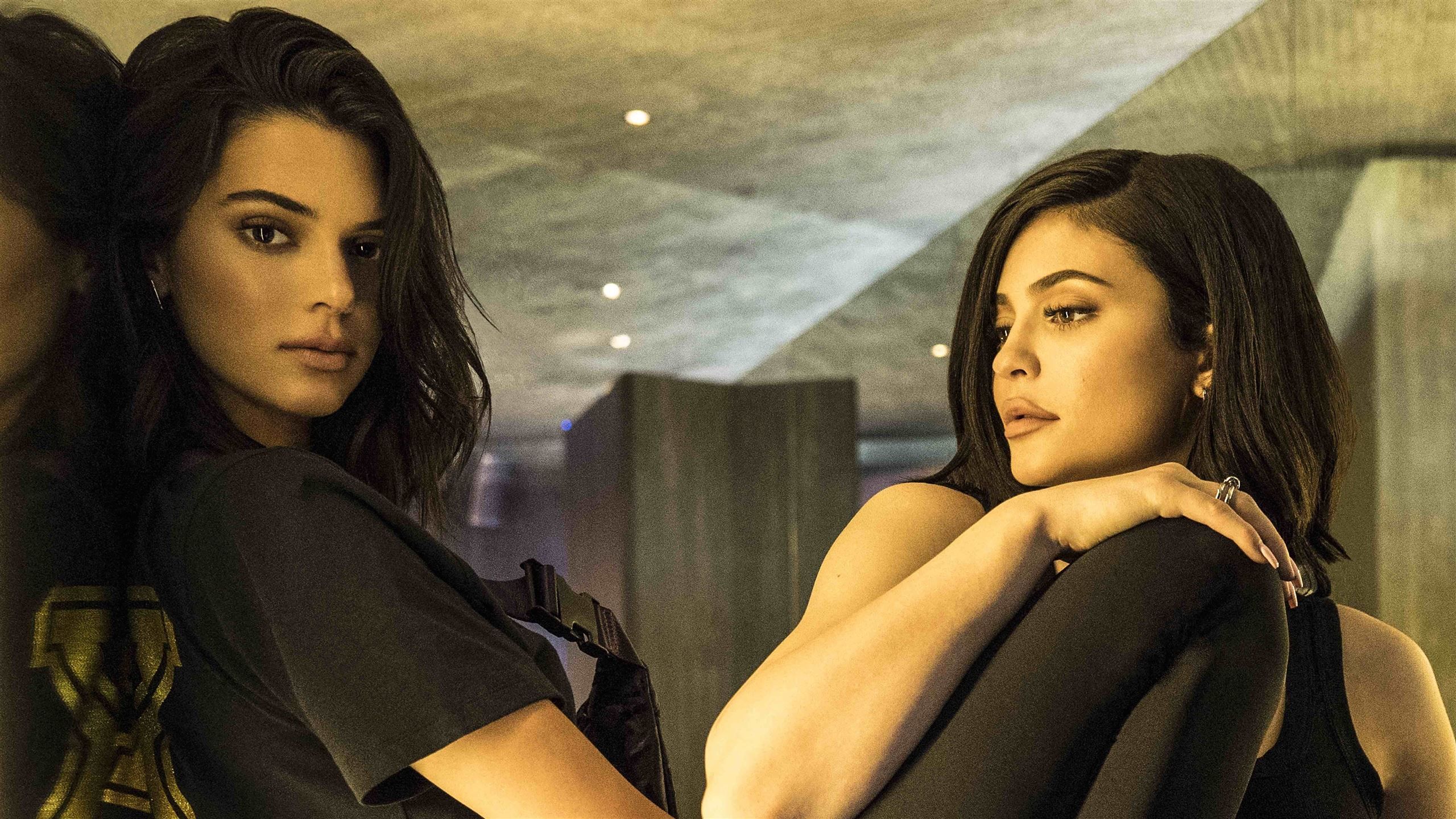 2560x1440 kendall and kylie jenner 2019 MacBook Air Wallpaper Download
