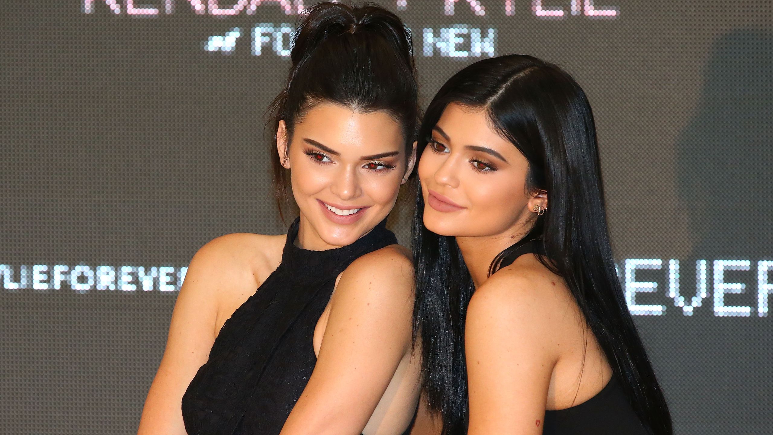 2560x1440 Kendall and Kylie New Collection Drop Is Finally Here