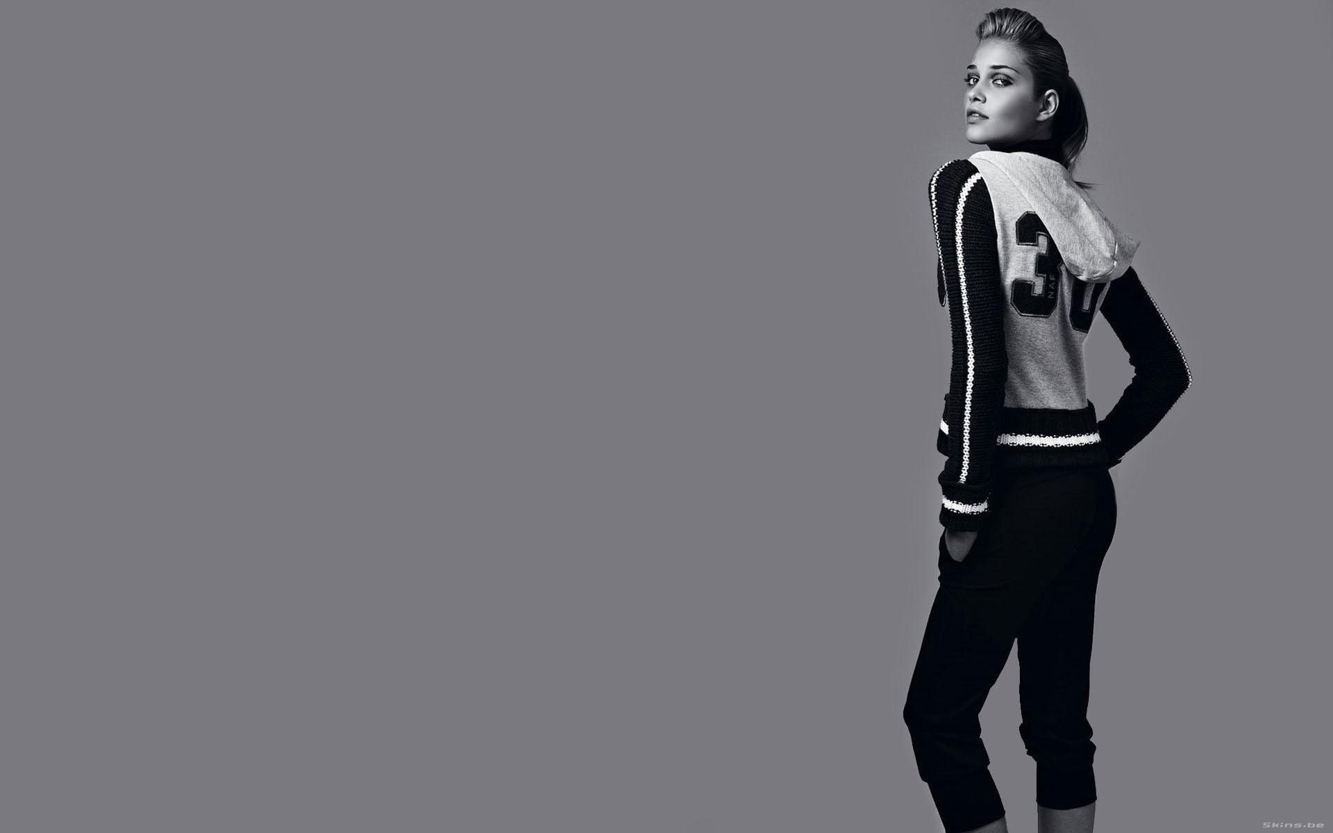 1920x1200 Stunning HD Wallpaper of a Stylish Woman in Sporty Chicx1200