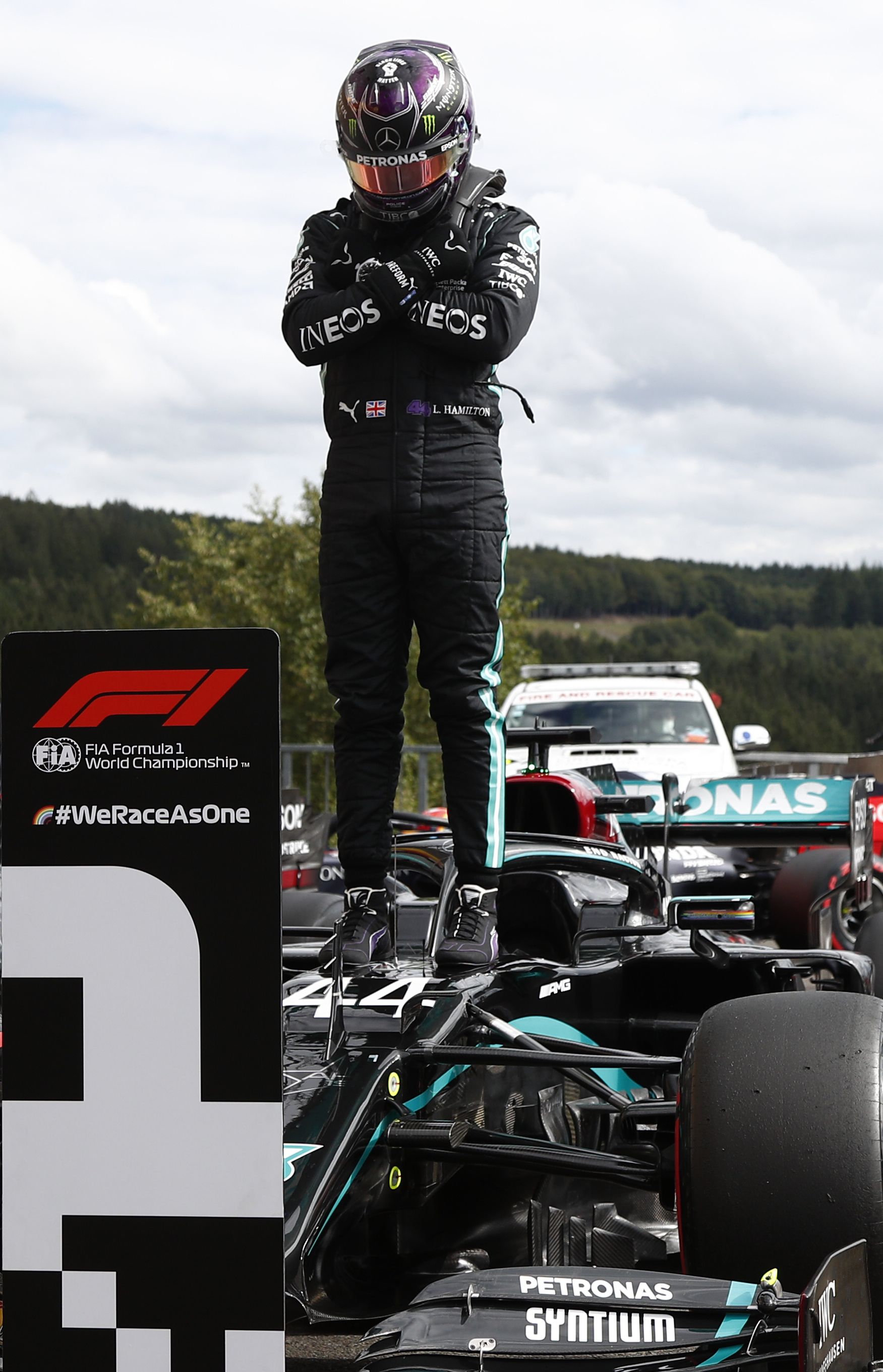 1751x2721 Hamilton dedicates F1 pole position to Chadwick Boseman