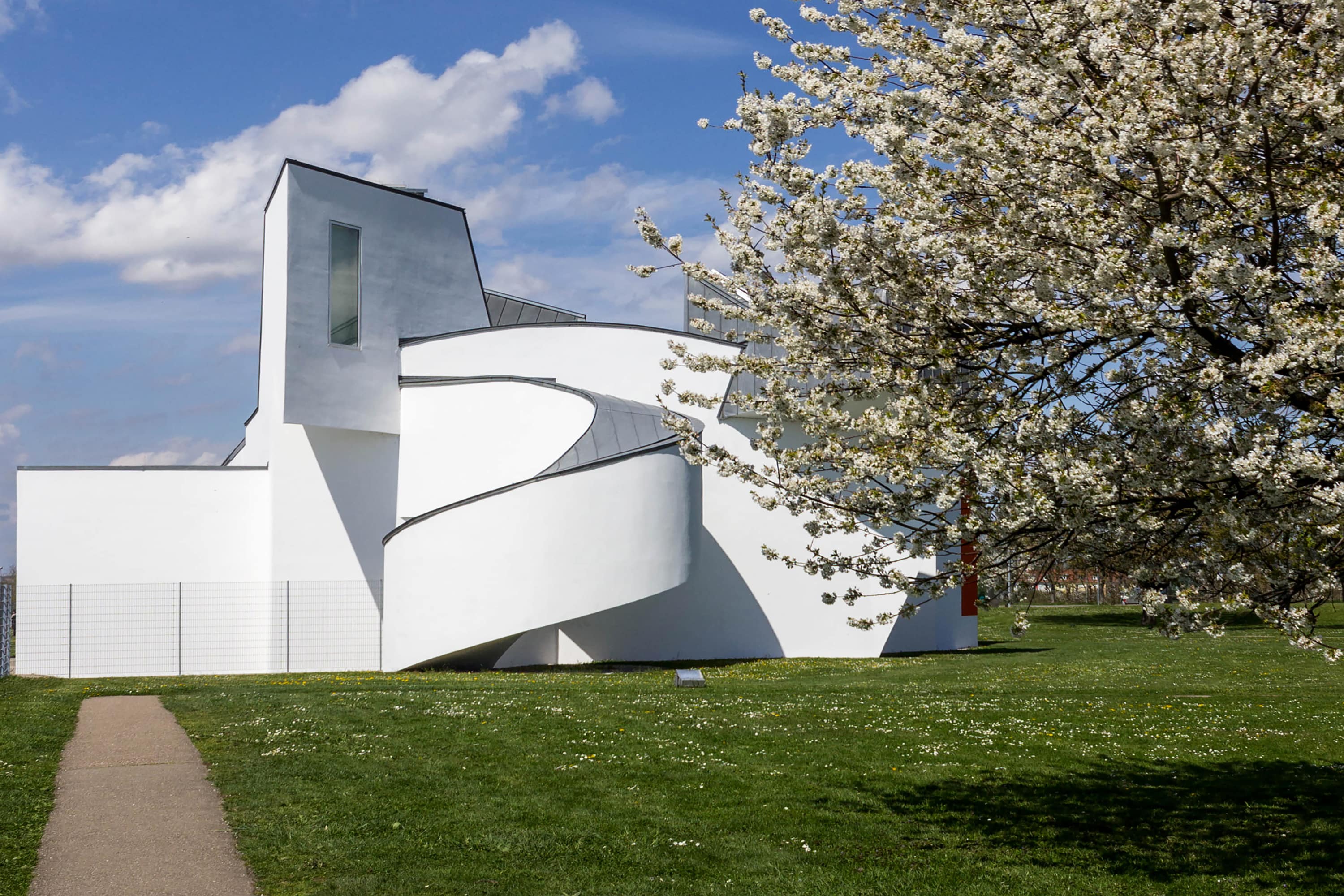 3000x2000 Frank Gehry, Diego Laurino · Vitra Design Museum. Vitra Campus · Divisare