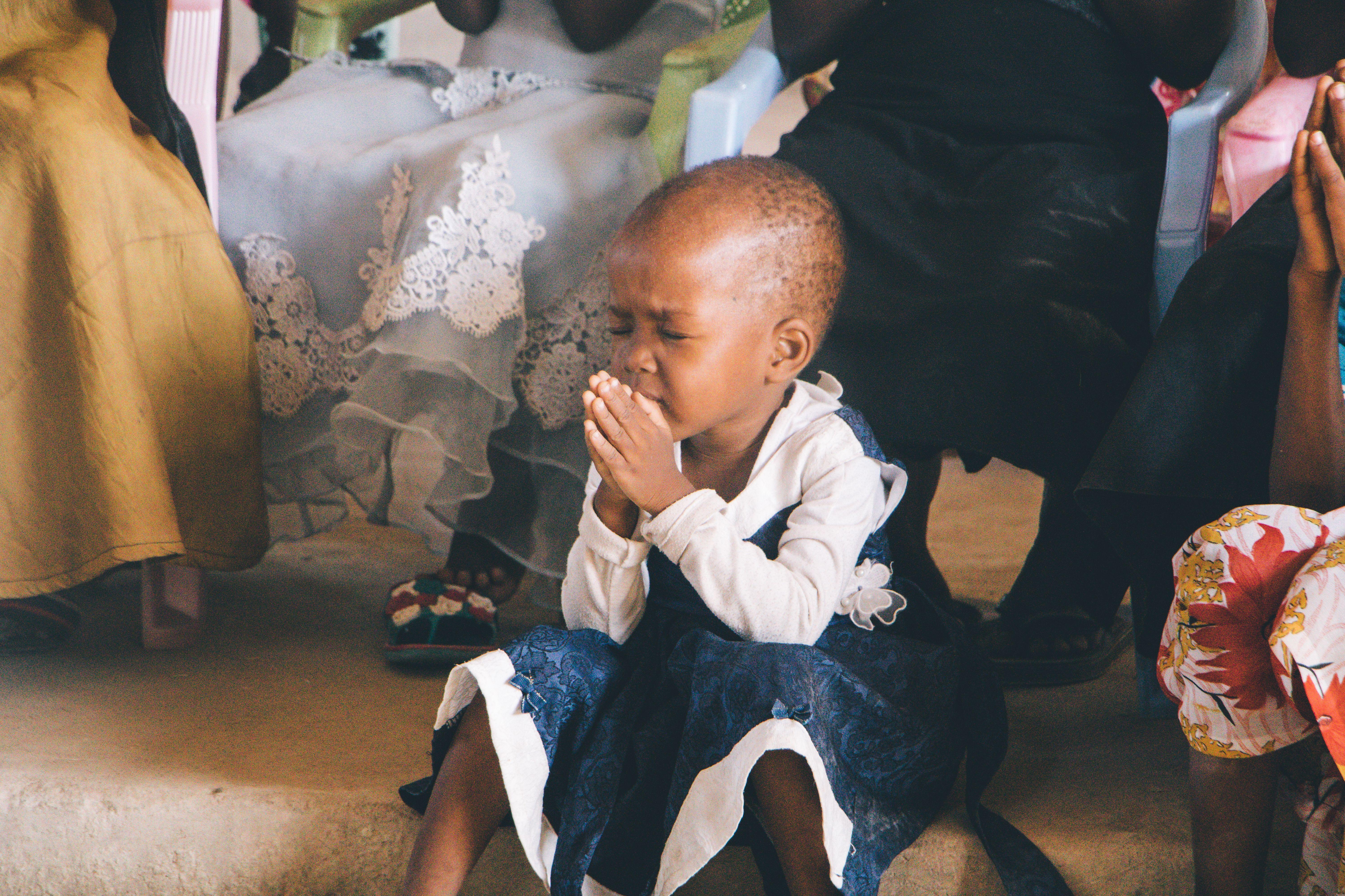 6000x4000 Photo of Child Praying · Free