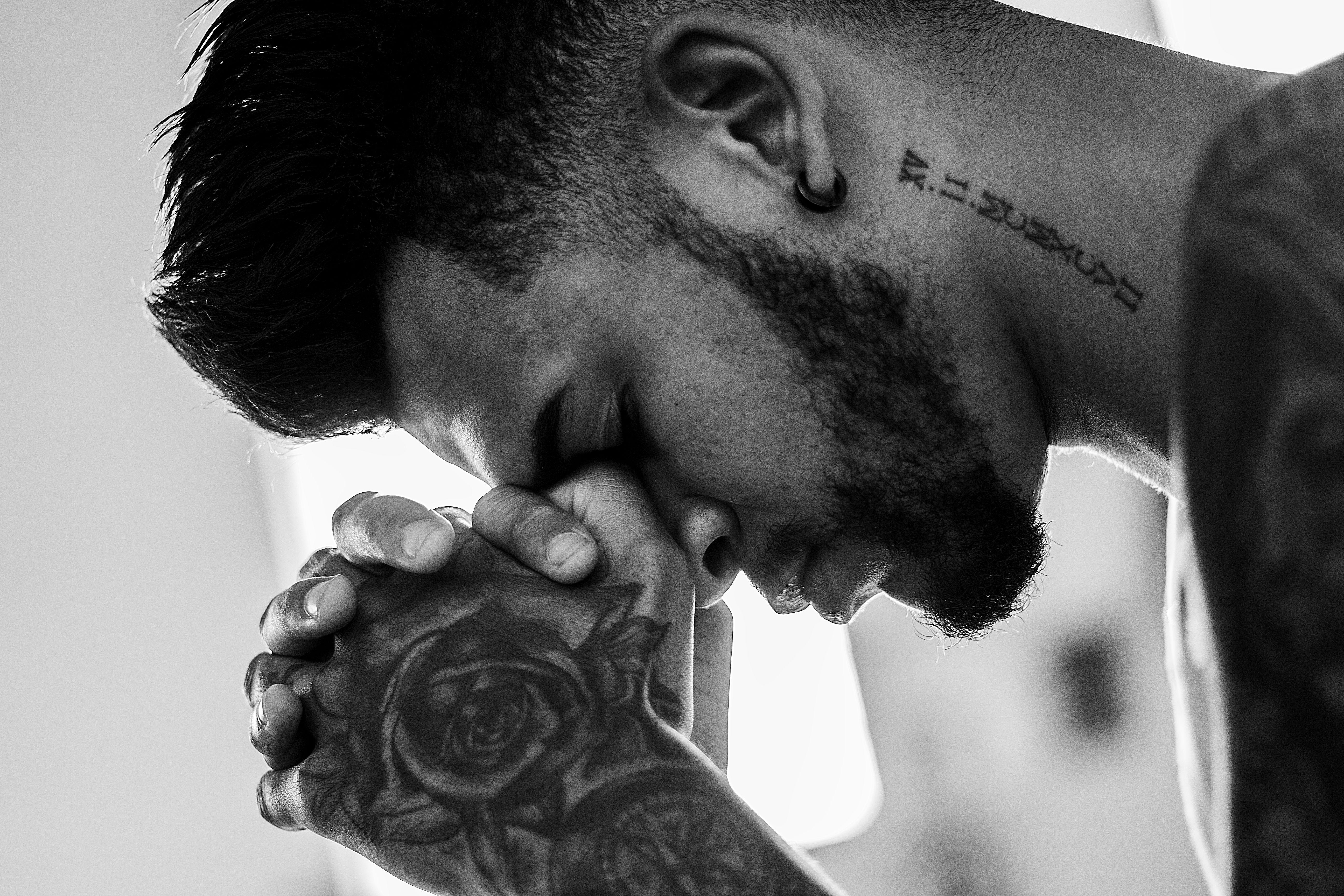5184x3456 Man Tattooed Praying · Free