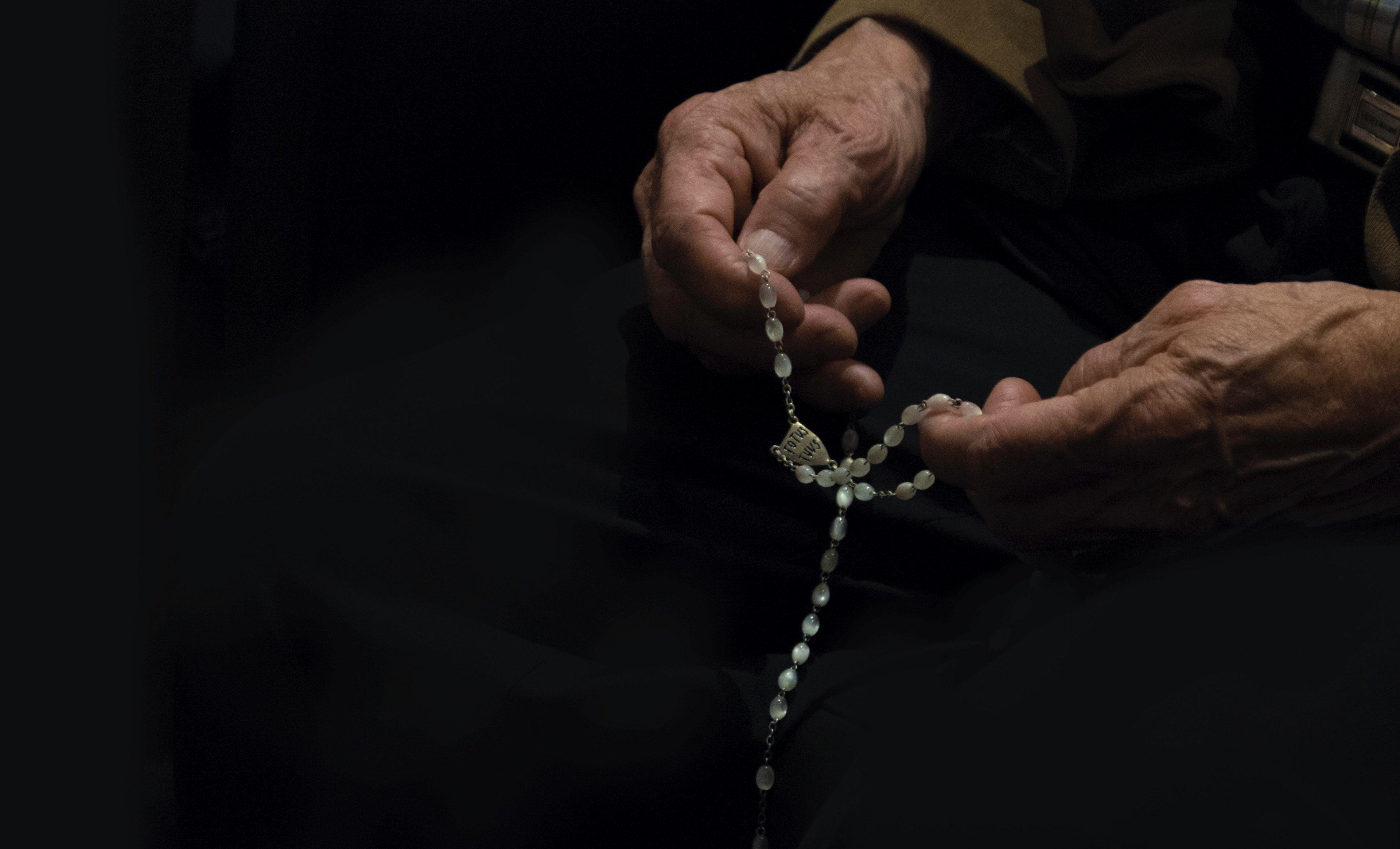 3840x2329 Wallpaper / hand old man closeup and praying HD 4k wallpaper