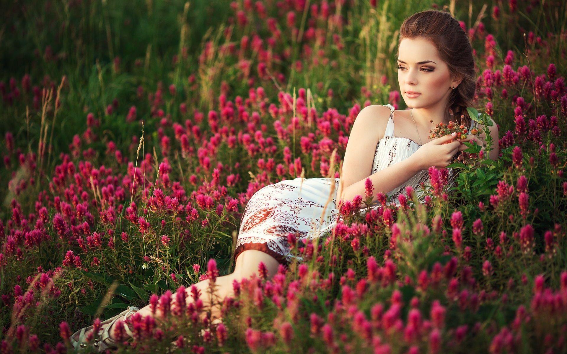 1920x1200 Beautiful Girl Flowers Field Summer 1080P Wallpaper
