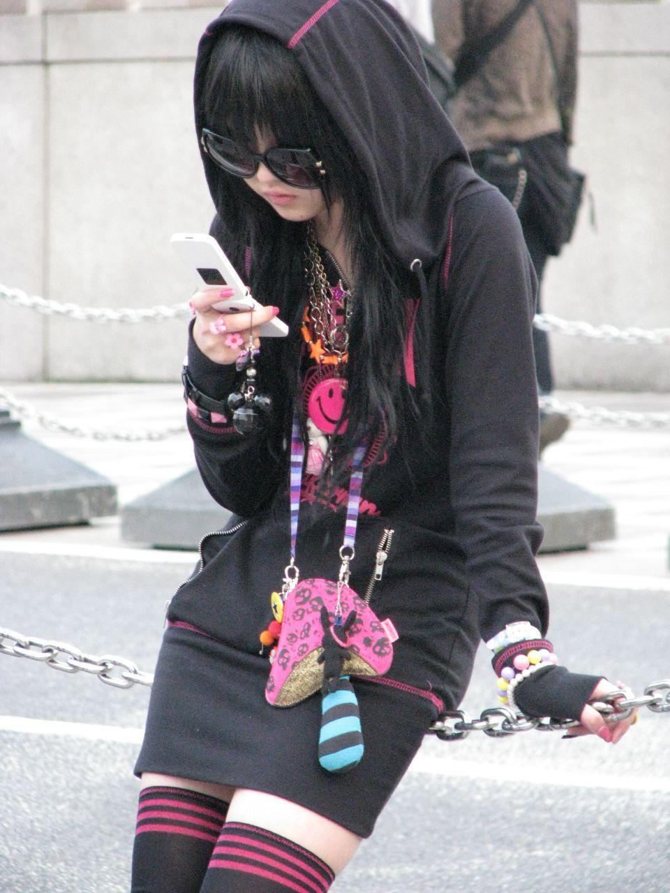 960x1280 Japanese mobile phone culture
