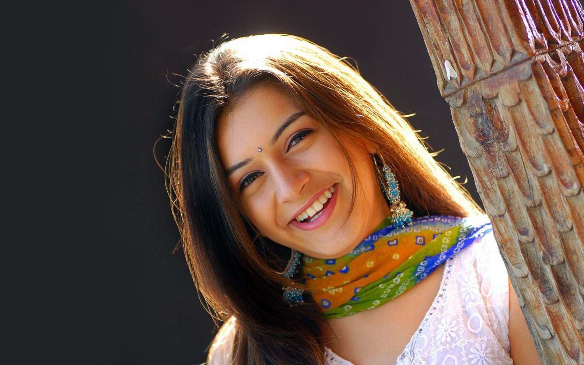 1920x1200 Beautiful Hansika Motwani Wallpaper