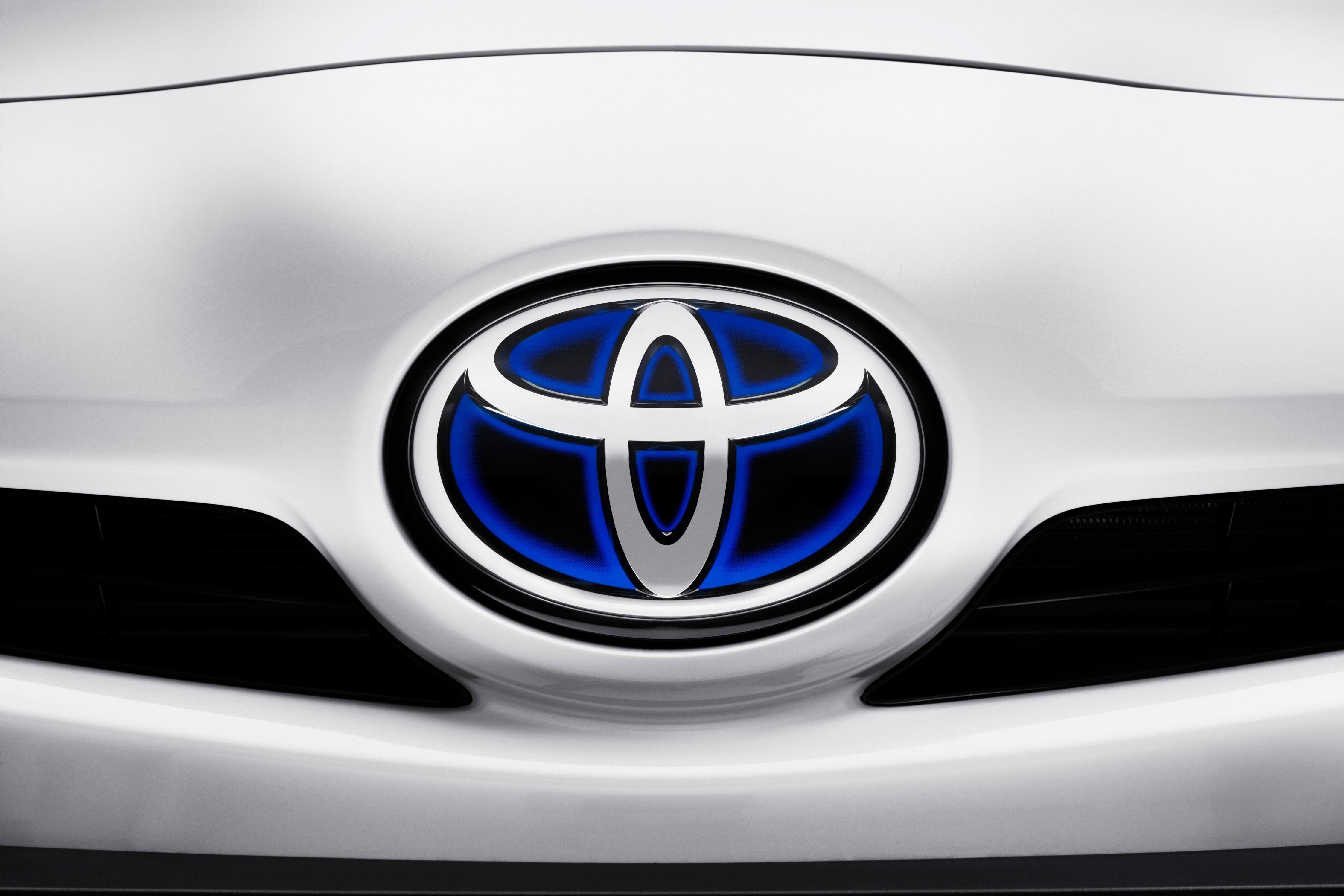 Гибрид знак. Значок Тойота гибрид. Toyota Emblem. Toyota Hybrid Emblem. Тойота с синим значком.