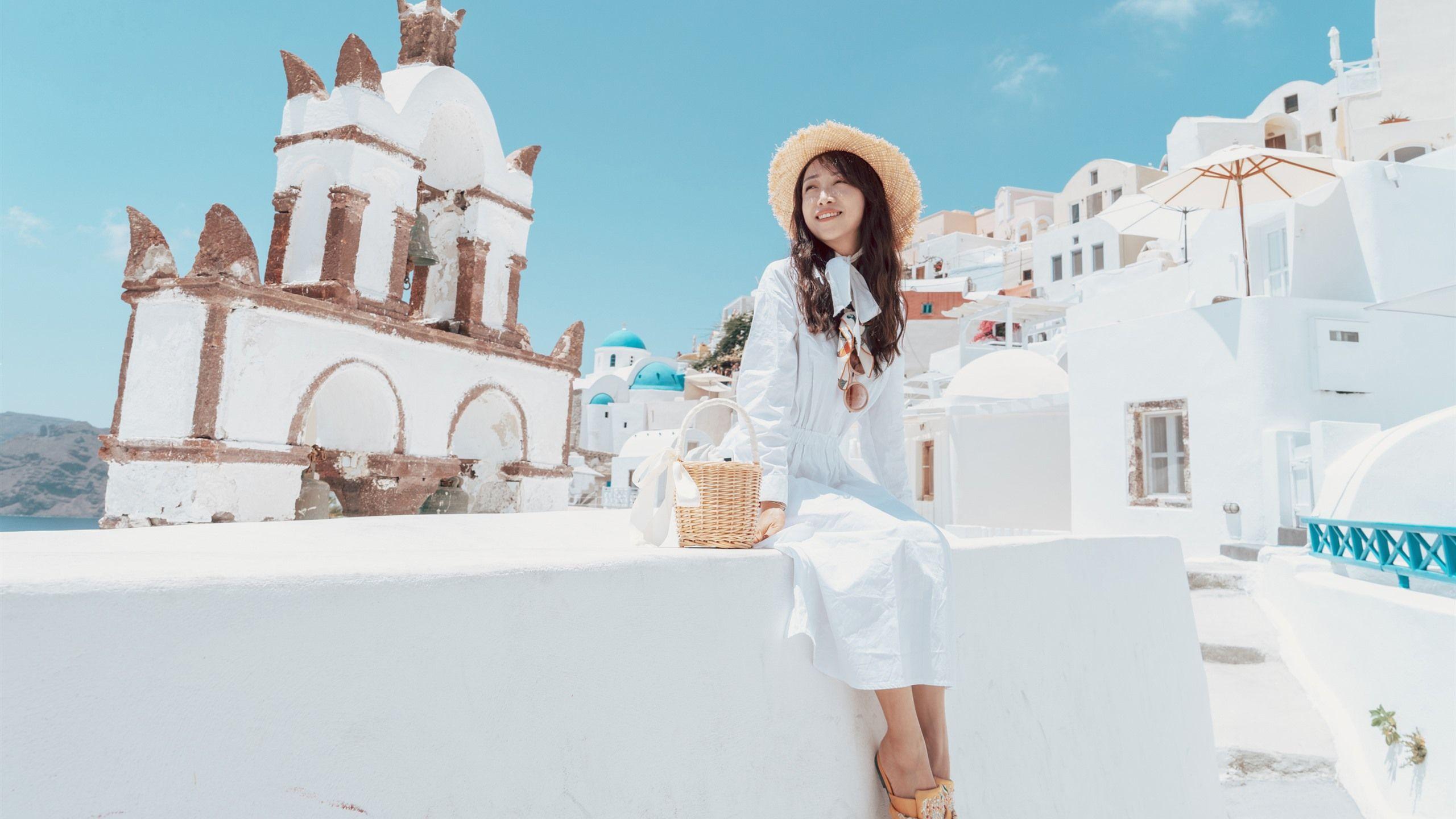 2560x1440 Wallpaper Happy Chinese girl, Santorini, Greece 2880x1800 HD Picture, Image