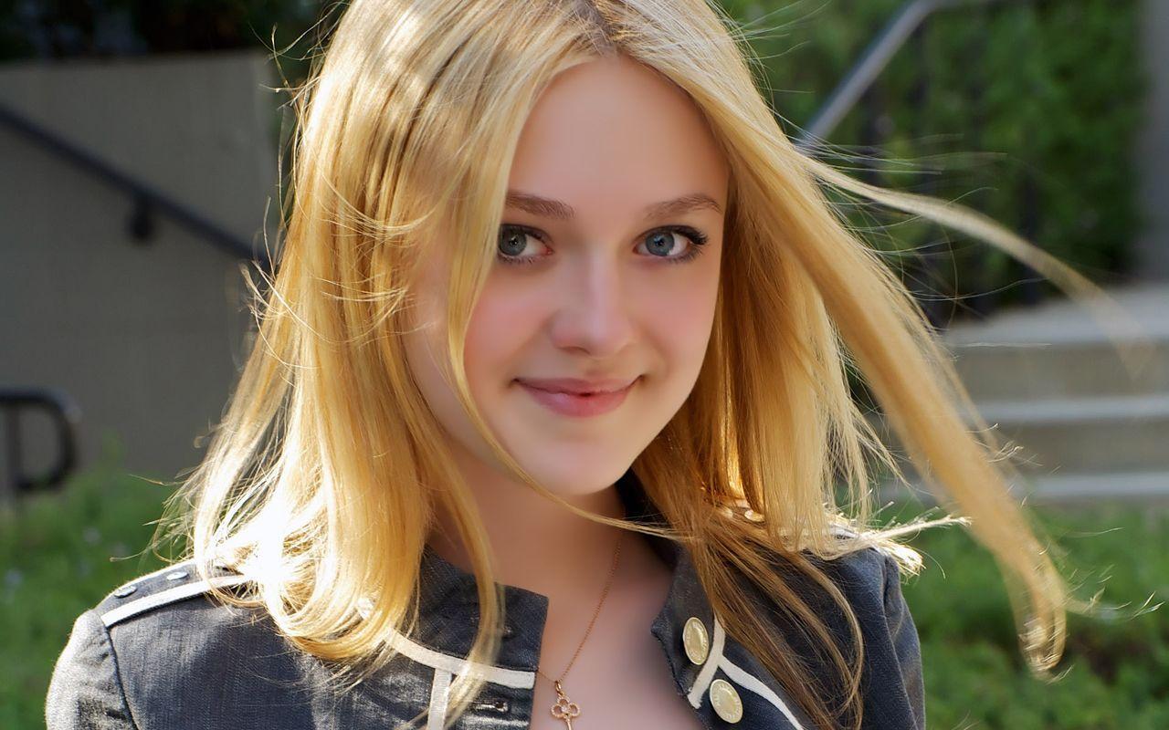 1280x800 Hollywood Actress Full HD Desktop Wallpaper