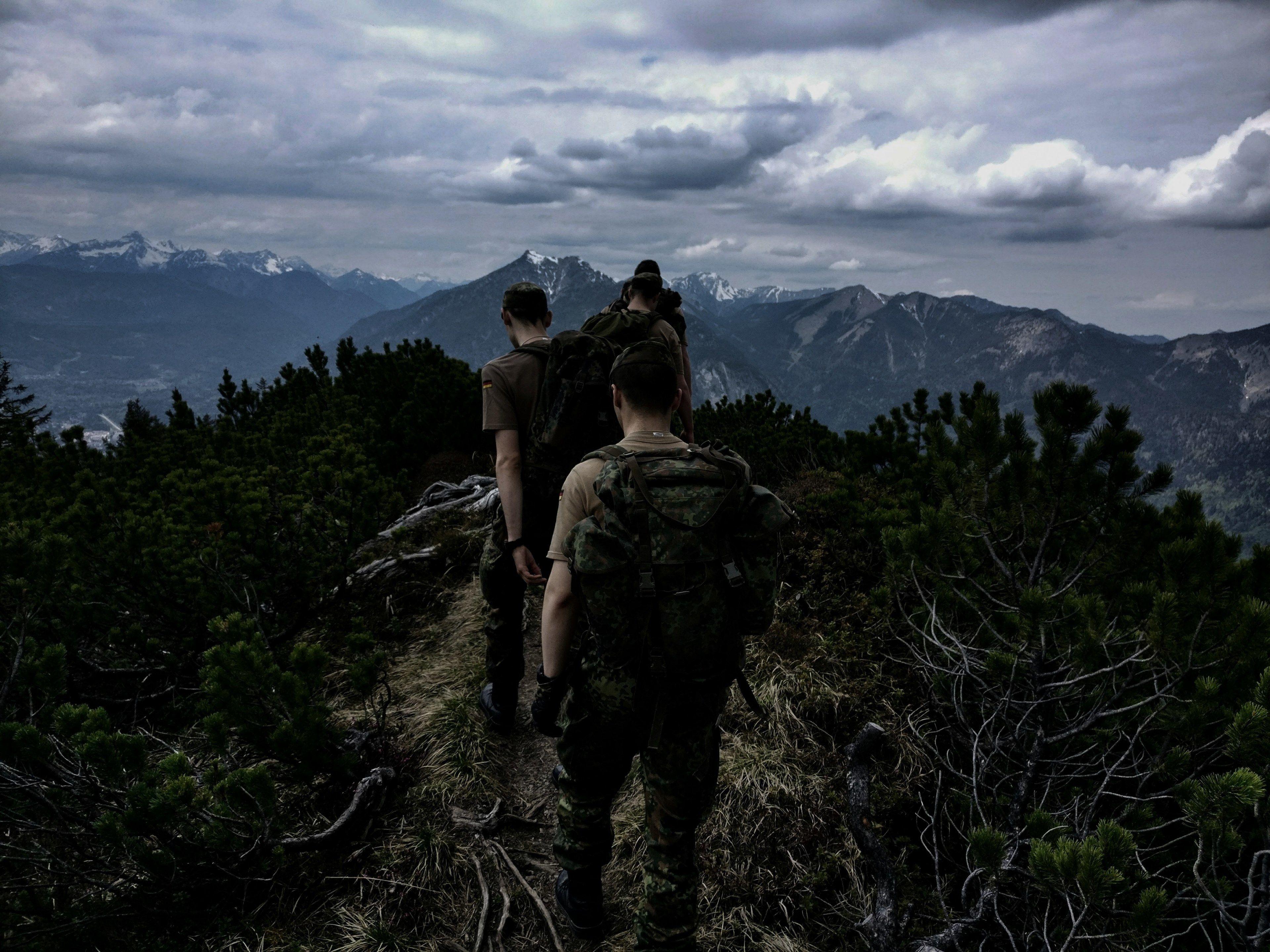 3840x2880 Wallpaper / army men hiking in the mountains and green forest in wank, wank army hike 4k wallpaper
