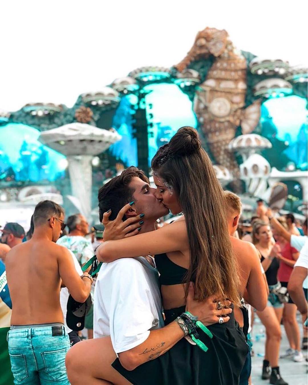 1080x1350 Tú y yo en Tomorrowland ❤️. #tomorrowland #edm #tomorrowlandfestival #martingarrix #alanwalker #kiss #mars. Rave couple, Couple goals relationships, Cute couples