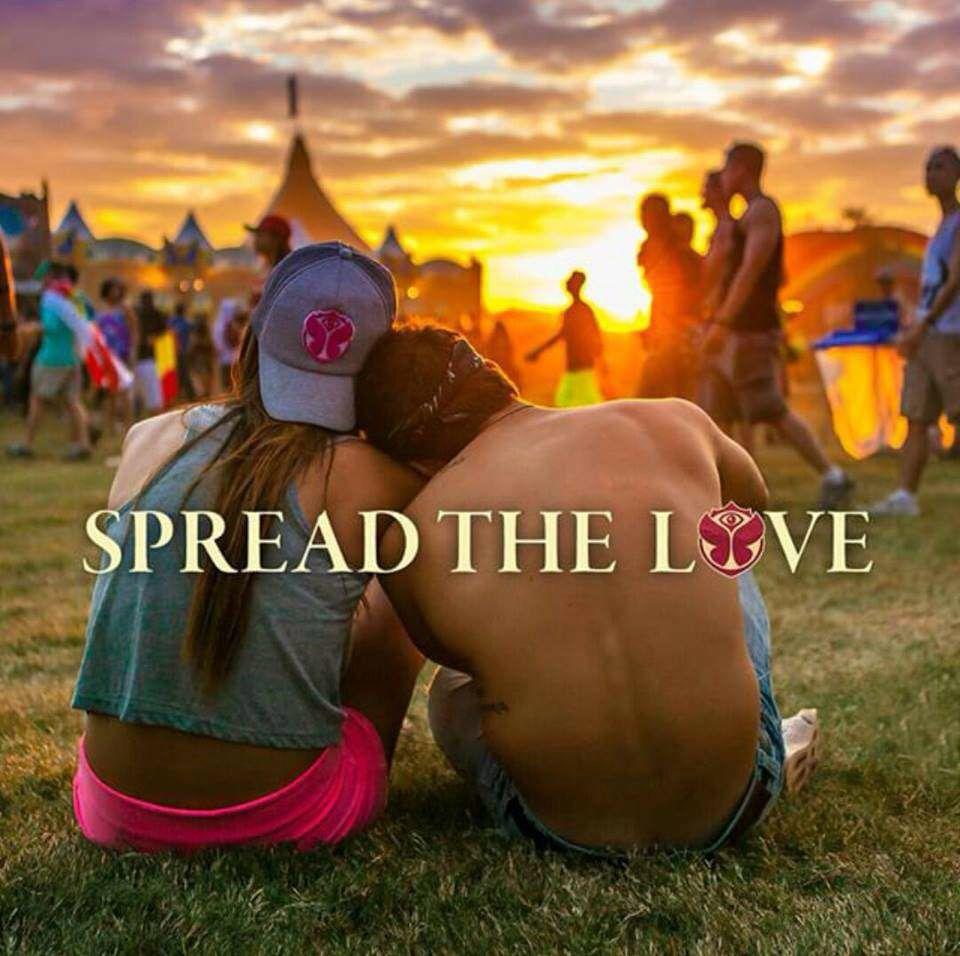 960x956 Tommorowland couple love