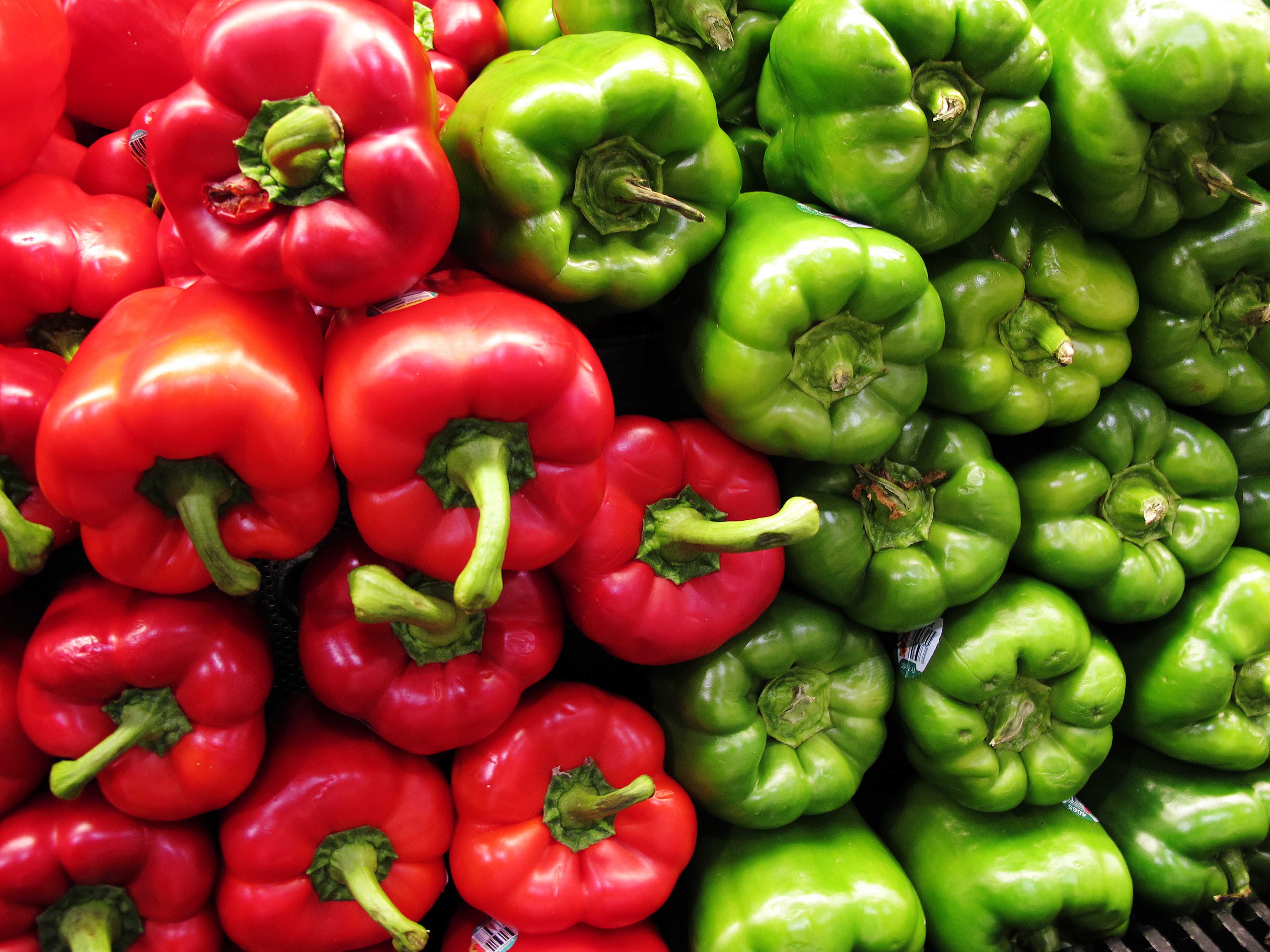 4200x3150 Mouthwatering Red and Green Peppers