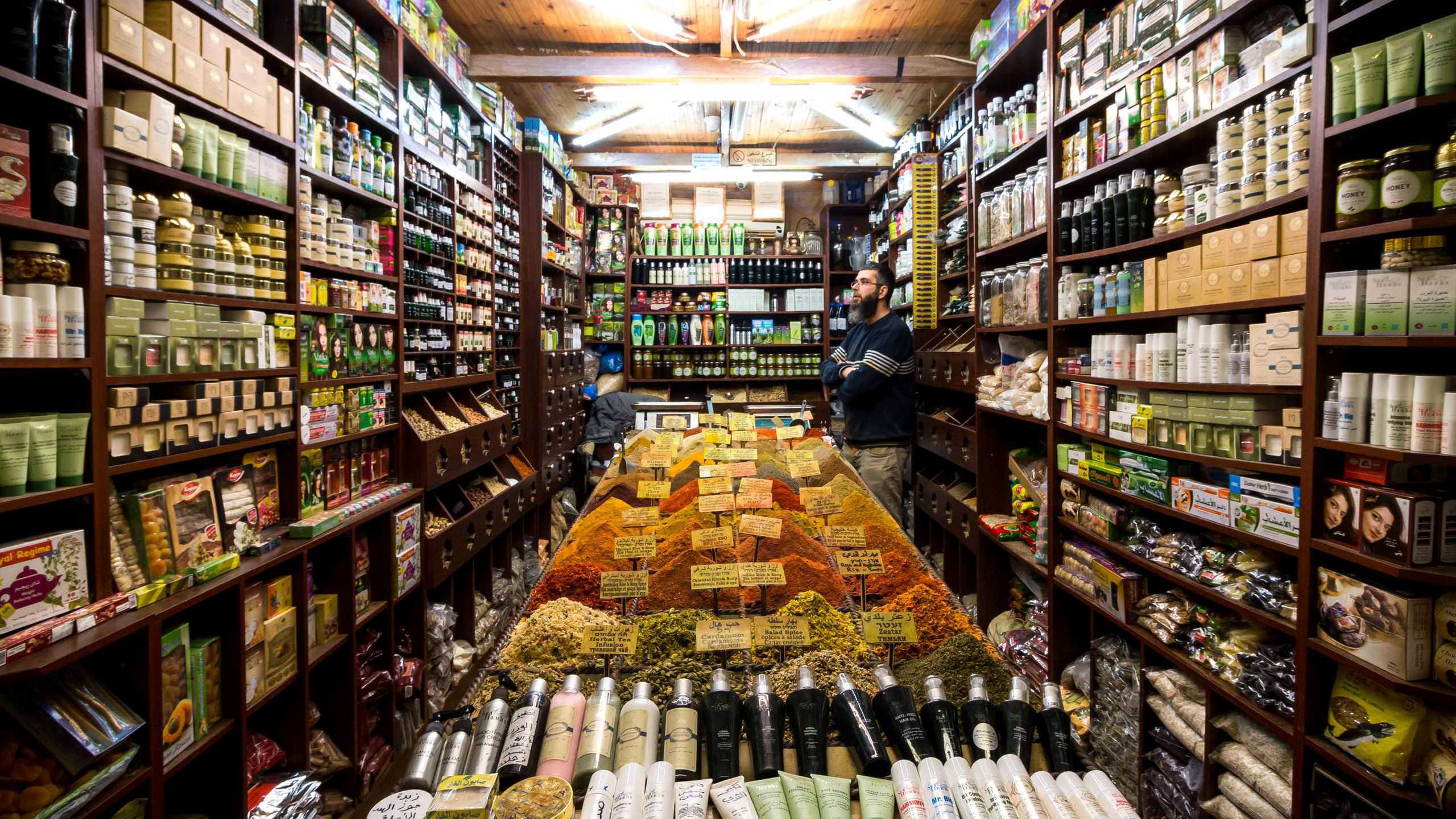 2560x1440 ITAP of a shopkeeper and his neatly kept goods in the Old City of Jerusalem : WQHD_Wallpaper