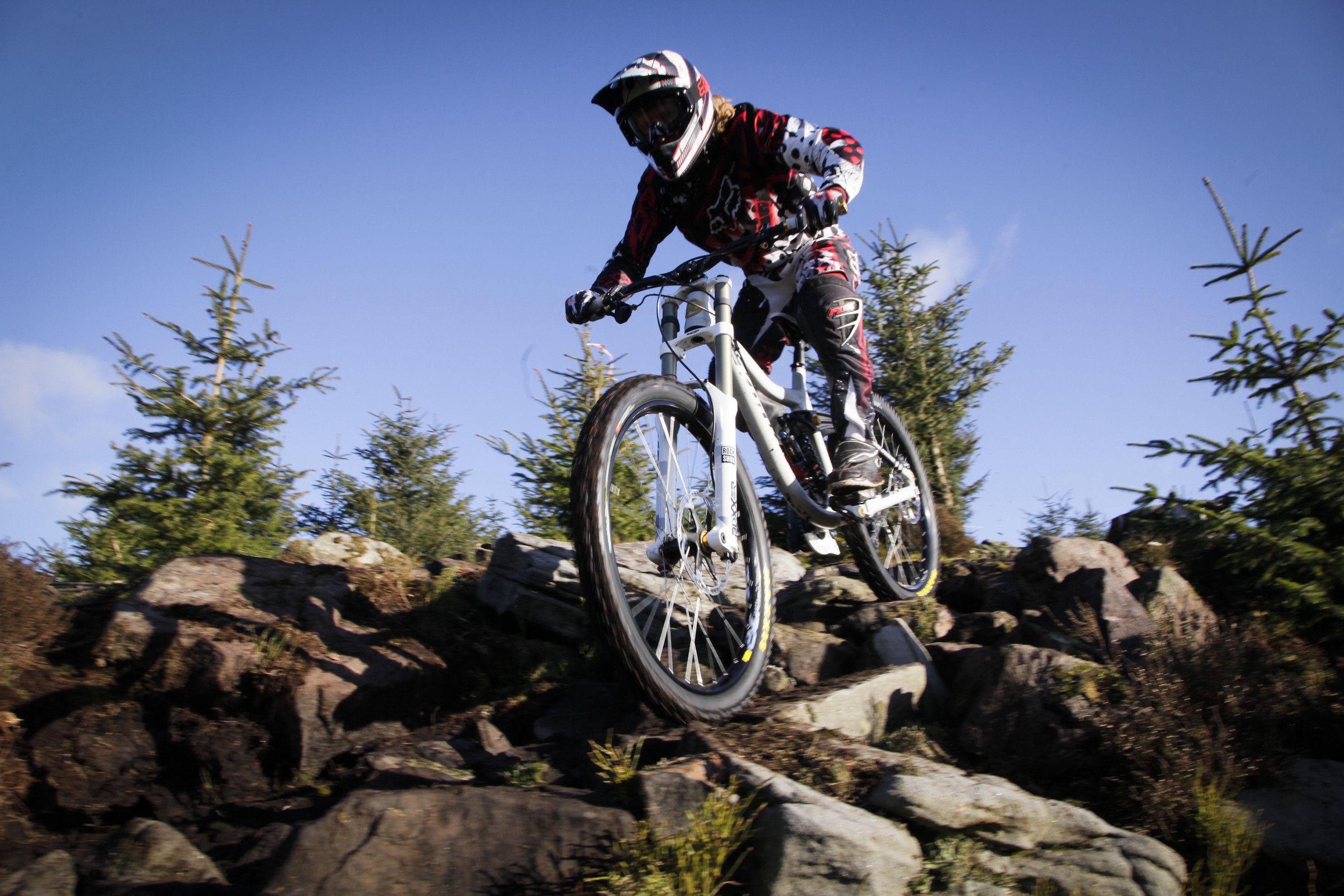 2999x1999 Downhill mountain bike image download