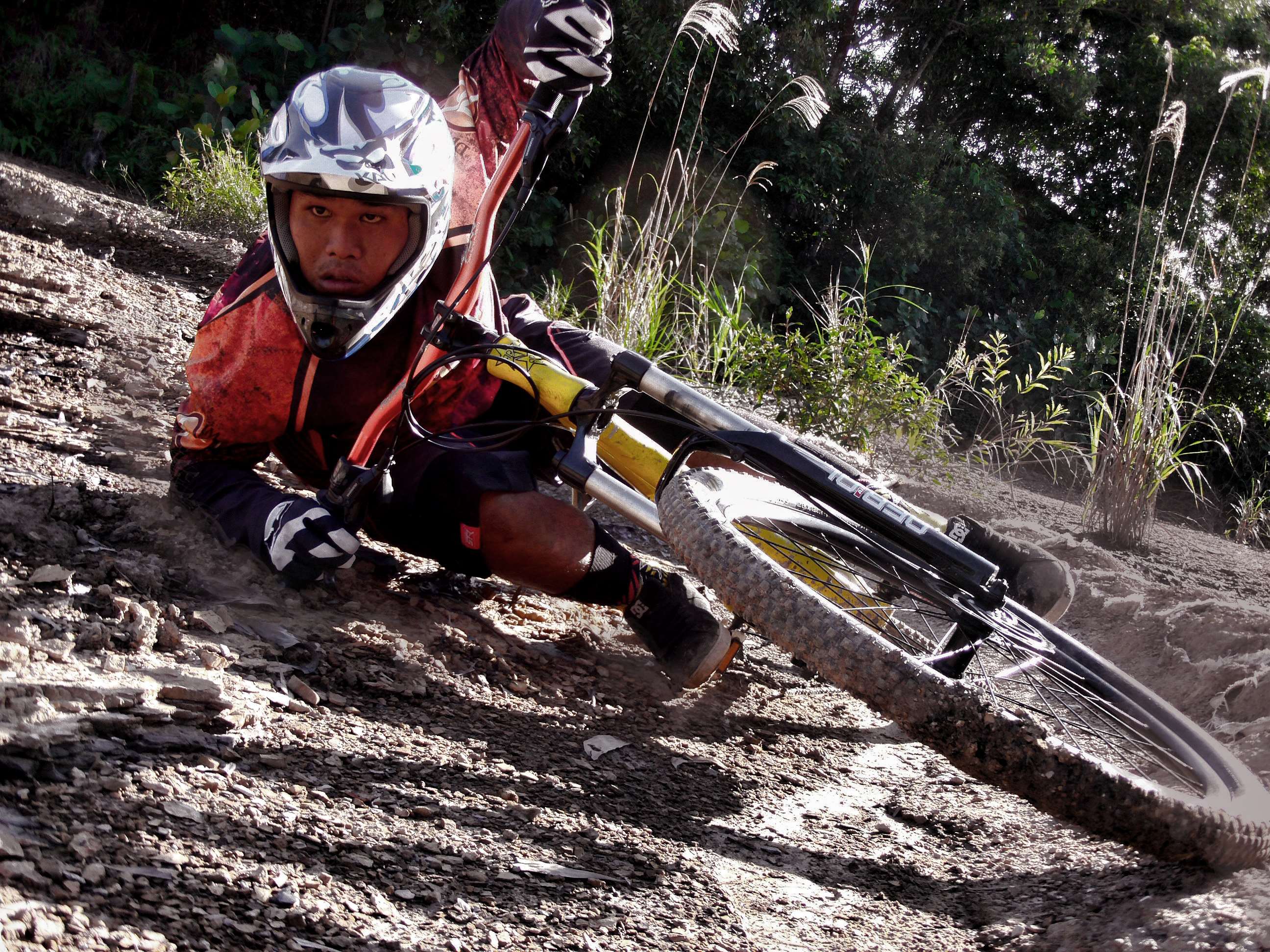 2592x1944 downhill mountain biking mountain bikes wallpaper and background