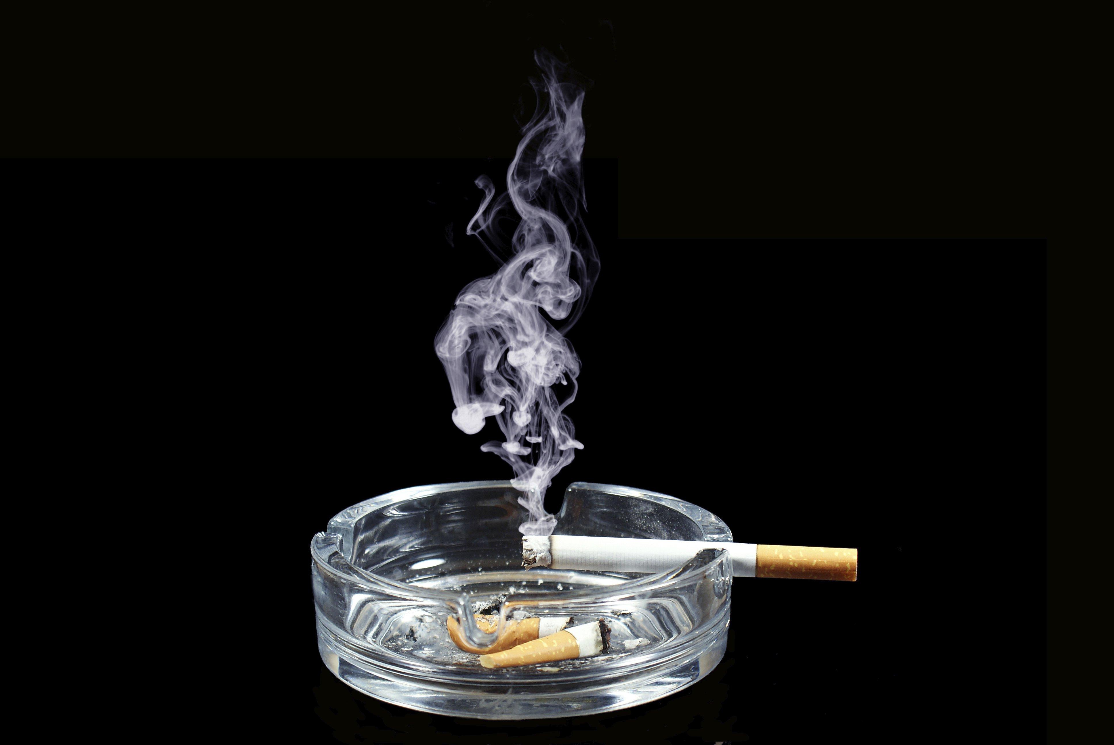 Smoke glass. Пепельница с окурками. Дымящаяся сигарета. Дым сигарет. Пепельница для сигар.