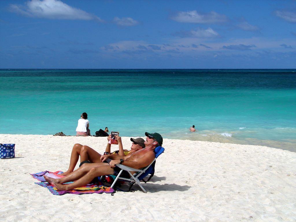1024x768 Wallpaper bathers on Kailua Beach, Oahu Hawaii