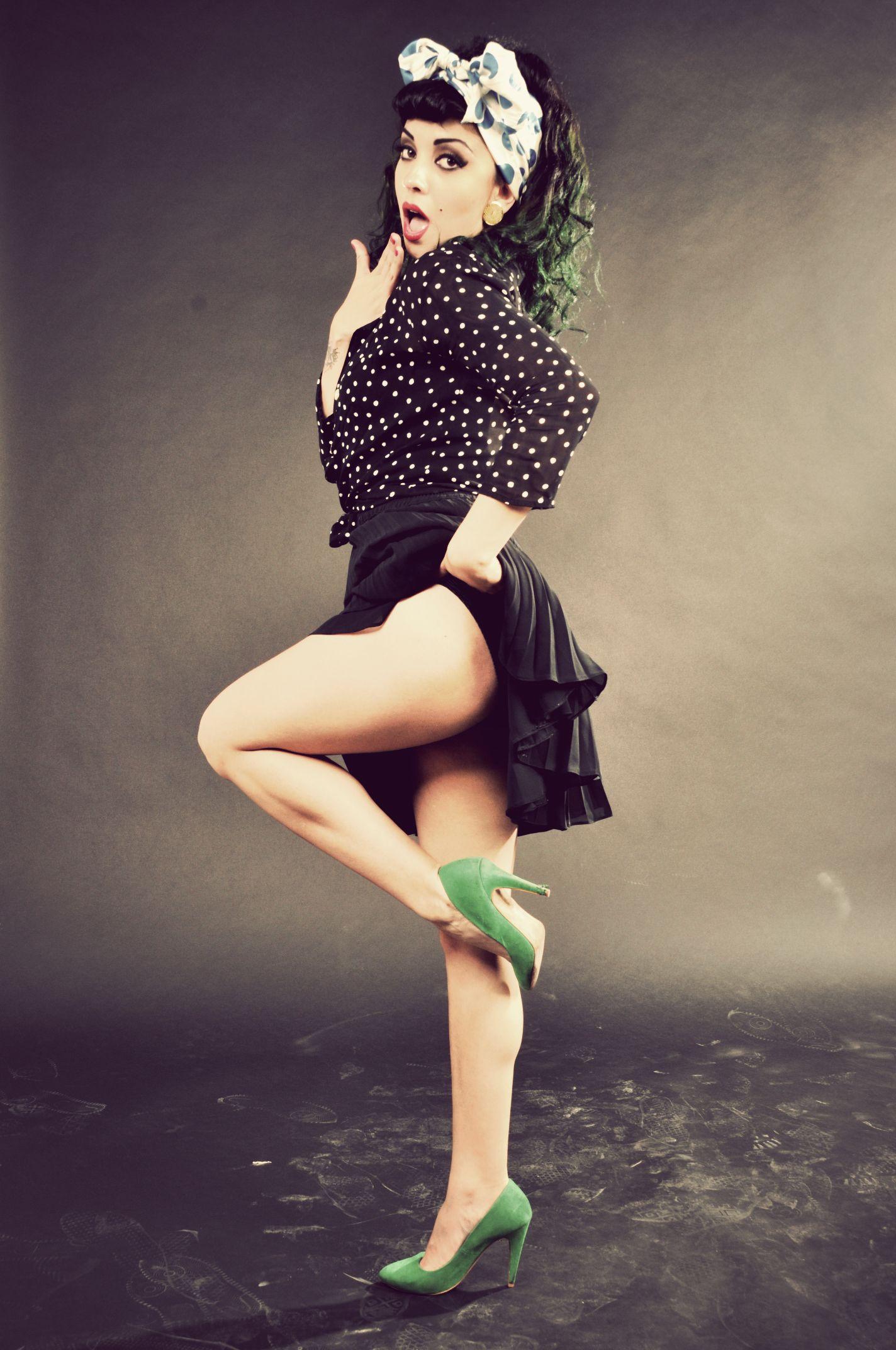 1424x2144 Mon Laferte Wallpaper