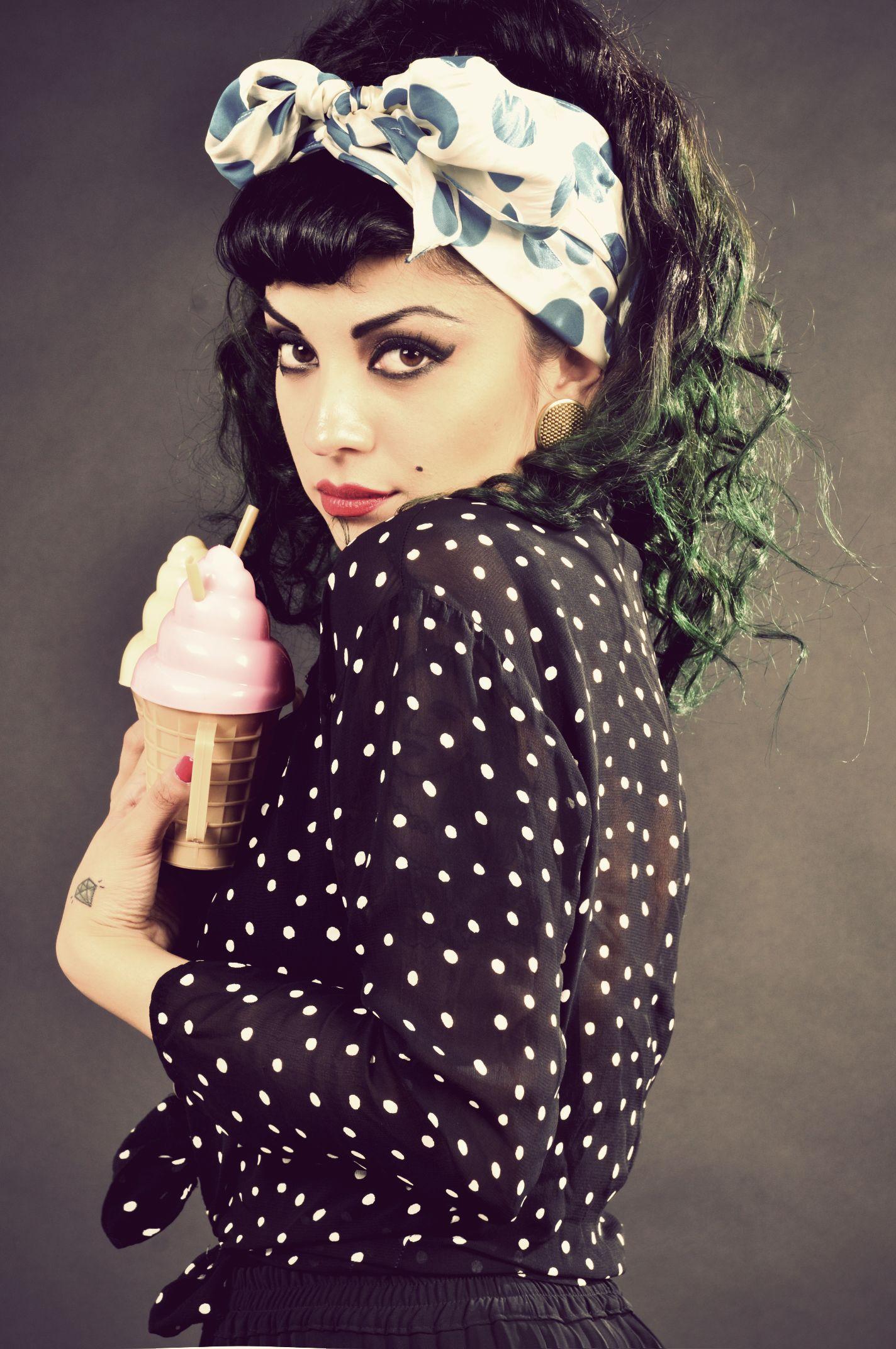 1424x2144 Mon Laferte Wallpaper