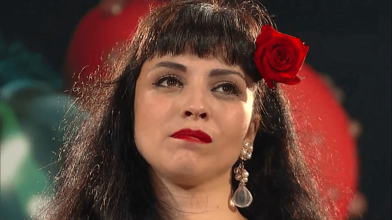 1366x768 Mon Laferte Wallpaper