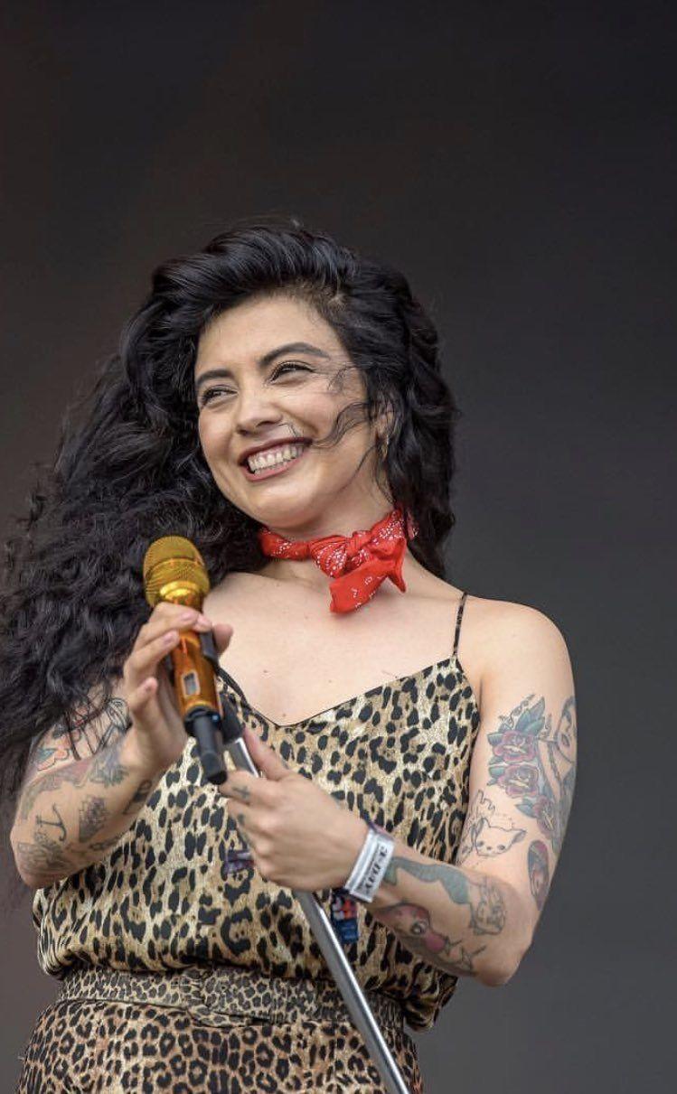 749x1211 LaFerte en 2020. Laferte, Celebridades, Famosos